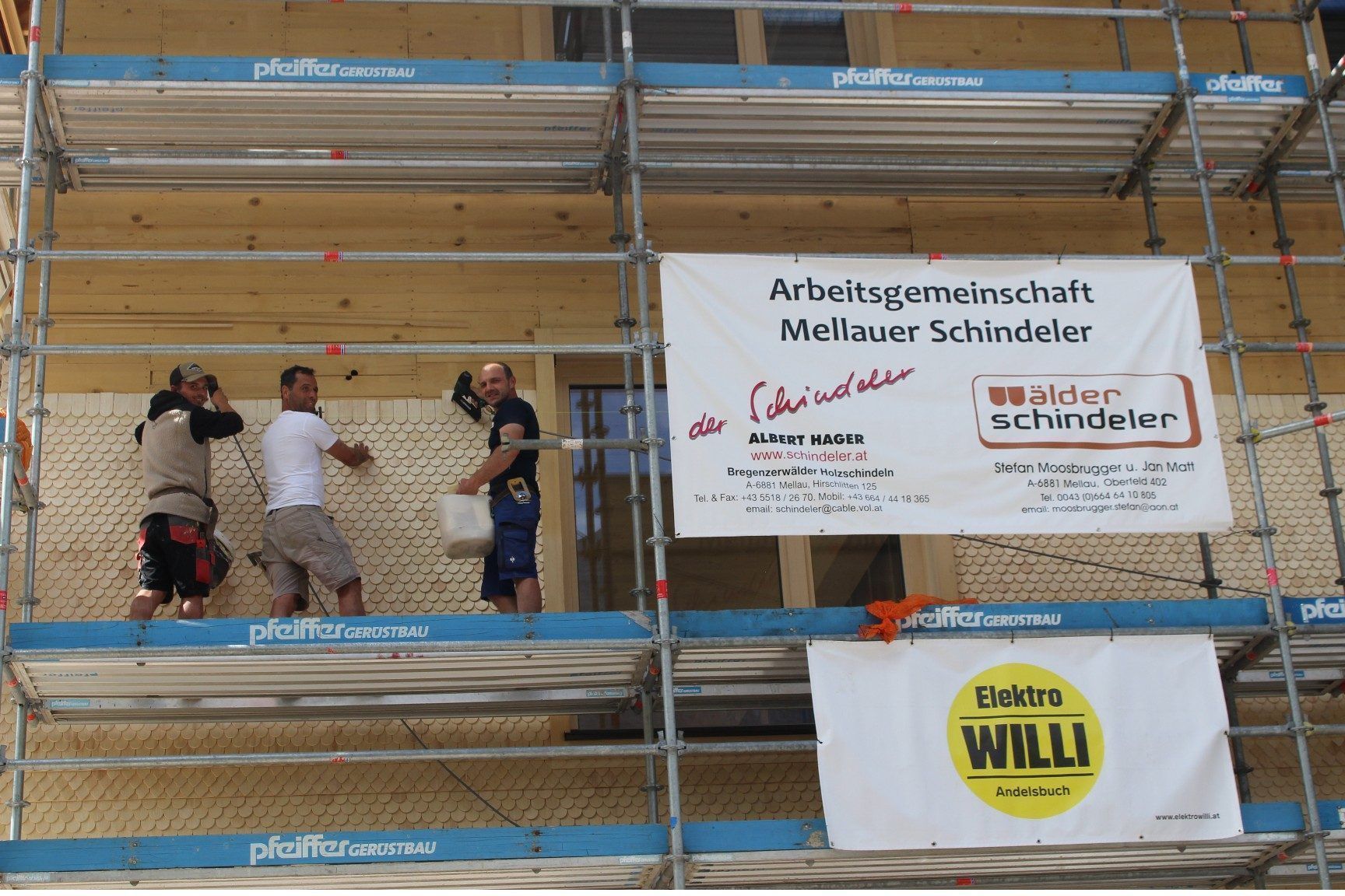 Christoph Hager, Stefan Moosbrugger und Jan Matt verlegen insgesamt mehr als 140.000 Rund- und Zierschindeln. Mit üblicherweise verwendeten Standard-Schindeln wären sie mit etwa der Hälfte ausgekommen.