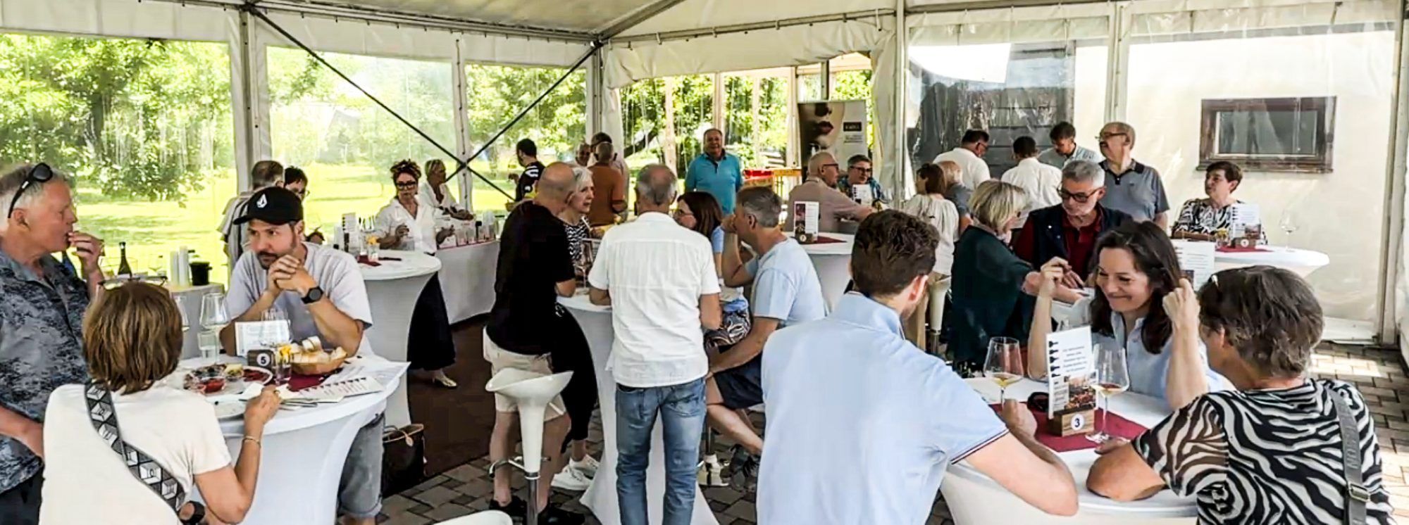 Weinliebhaber beim Genießen