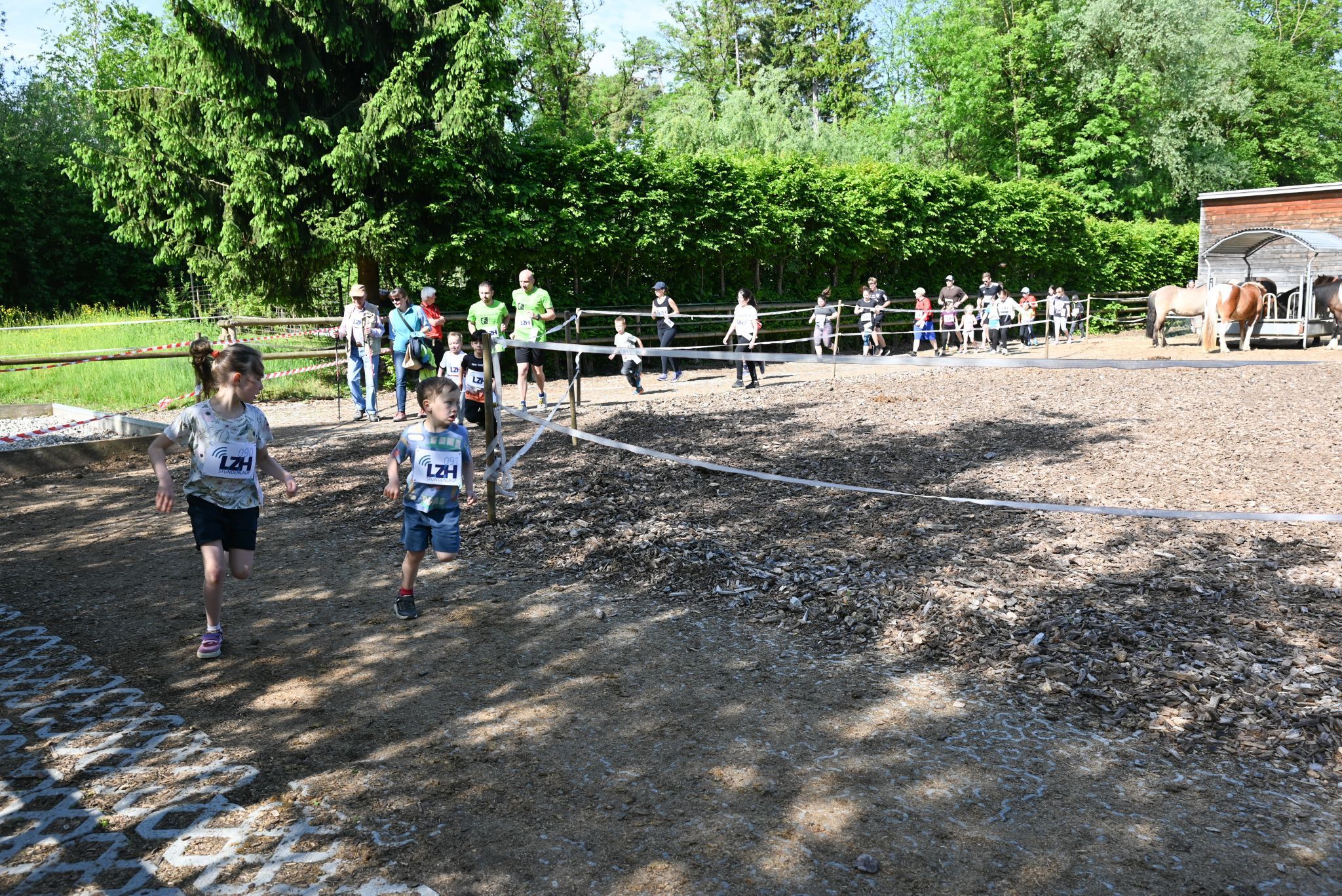 Schnell sausten die Kinder an den Pferden vorbei und sammelten Runden für ihren Laufpass.