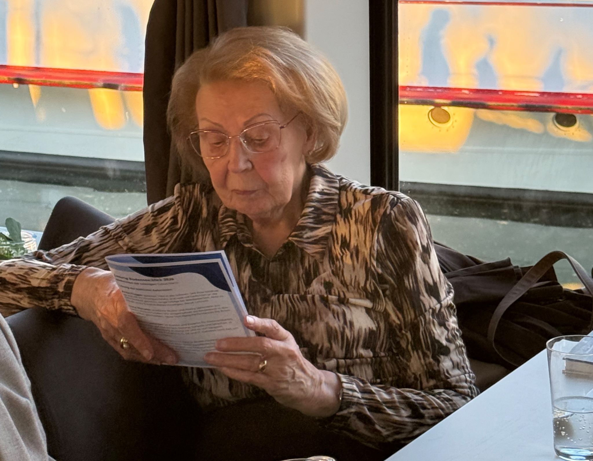 Ehrengast Klara Motter studiert das Programm.