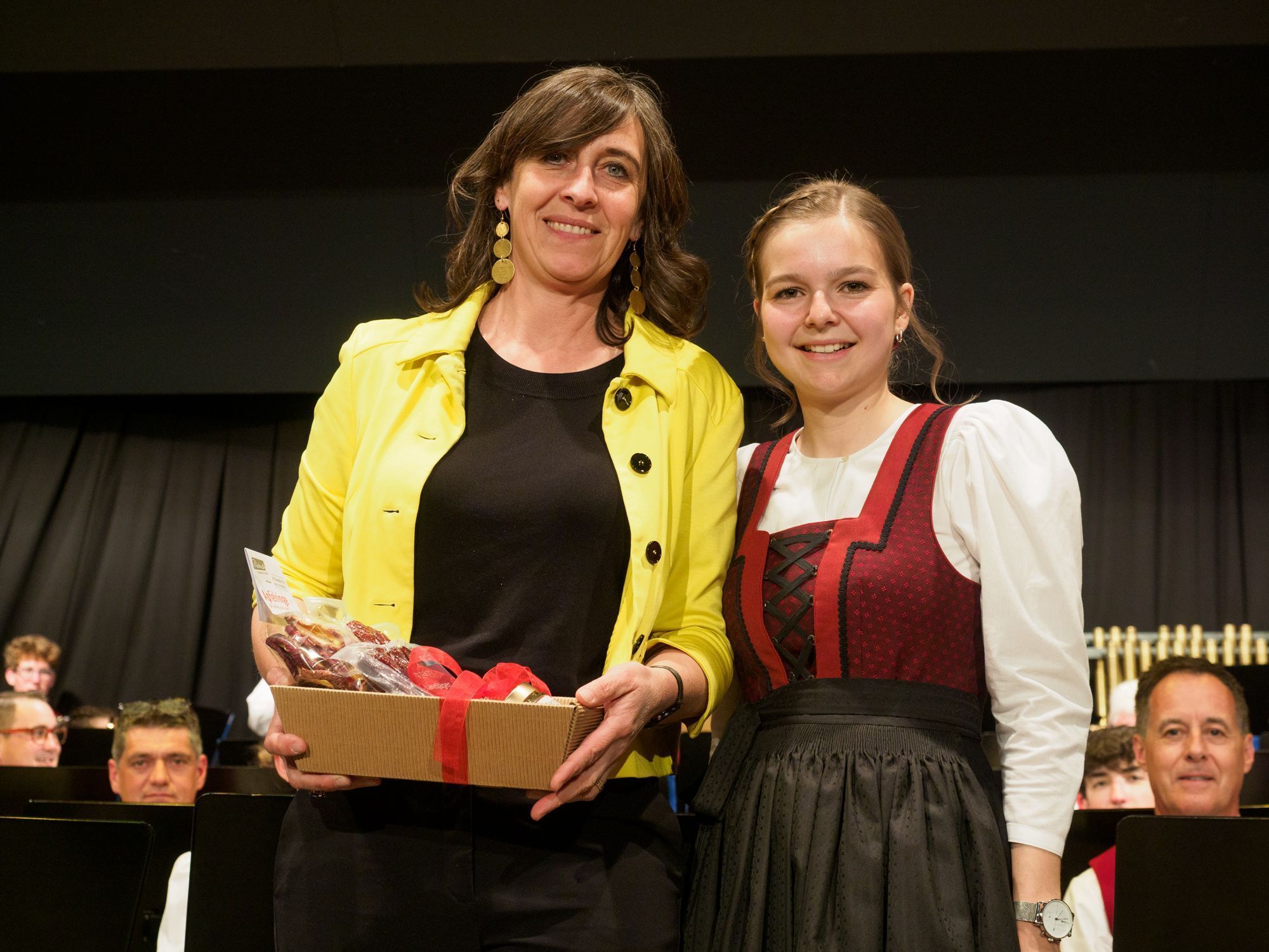 Ehrenmitglied Petra Mathis-Matt mit Obfrau Lena Nachbaur