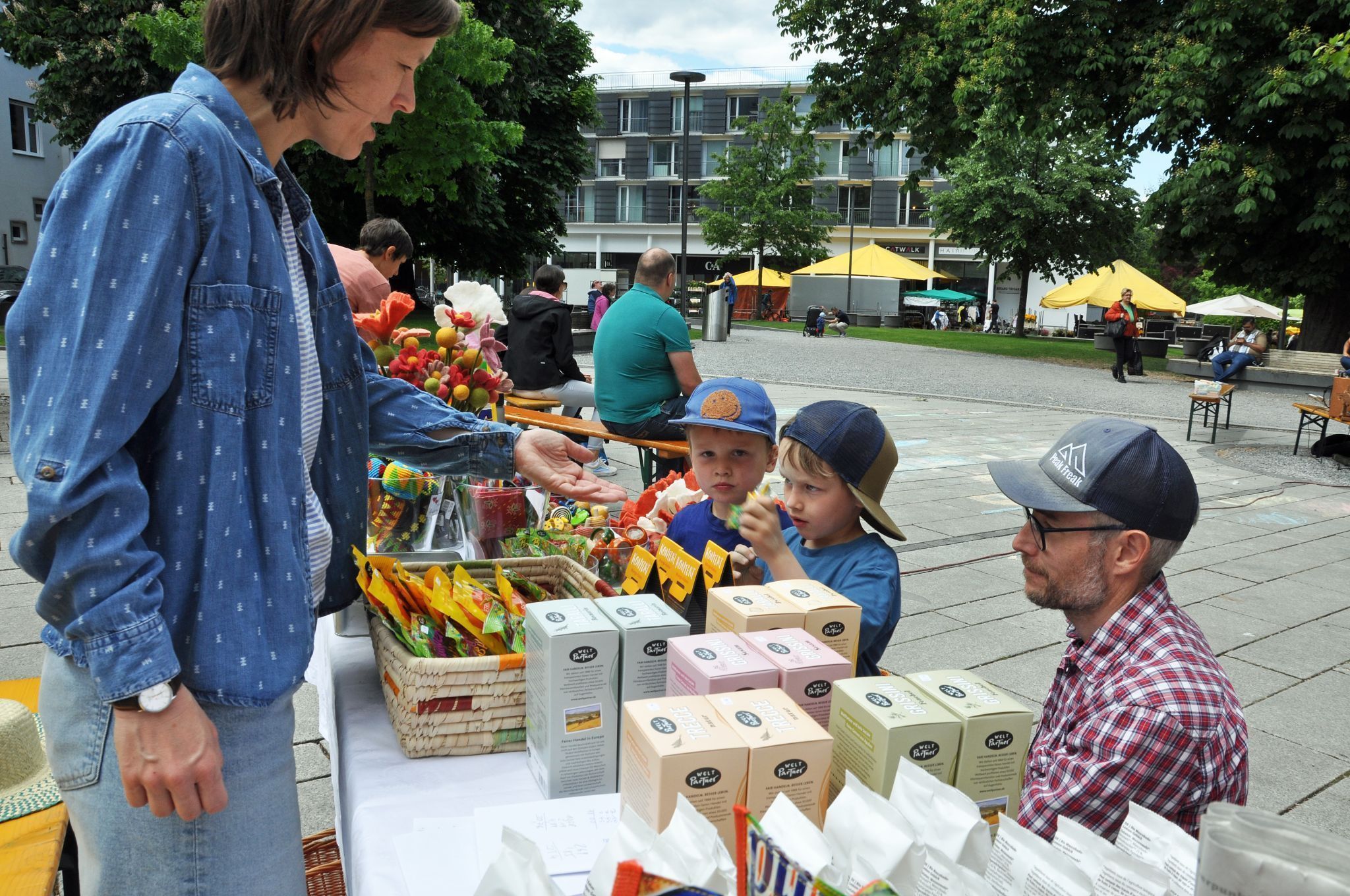 Die Besucher erwartet eine Auswahl an Produkten aus dem Bio- und Fairtrade-Sortiment des Weltladens.