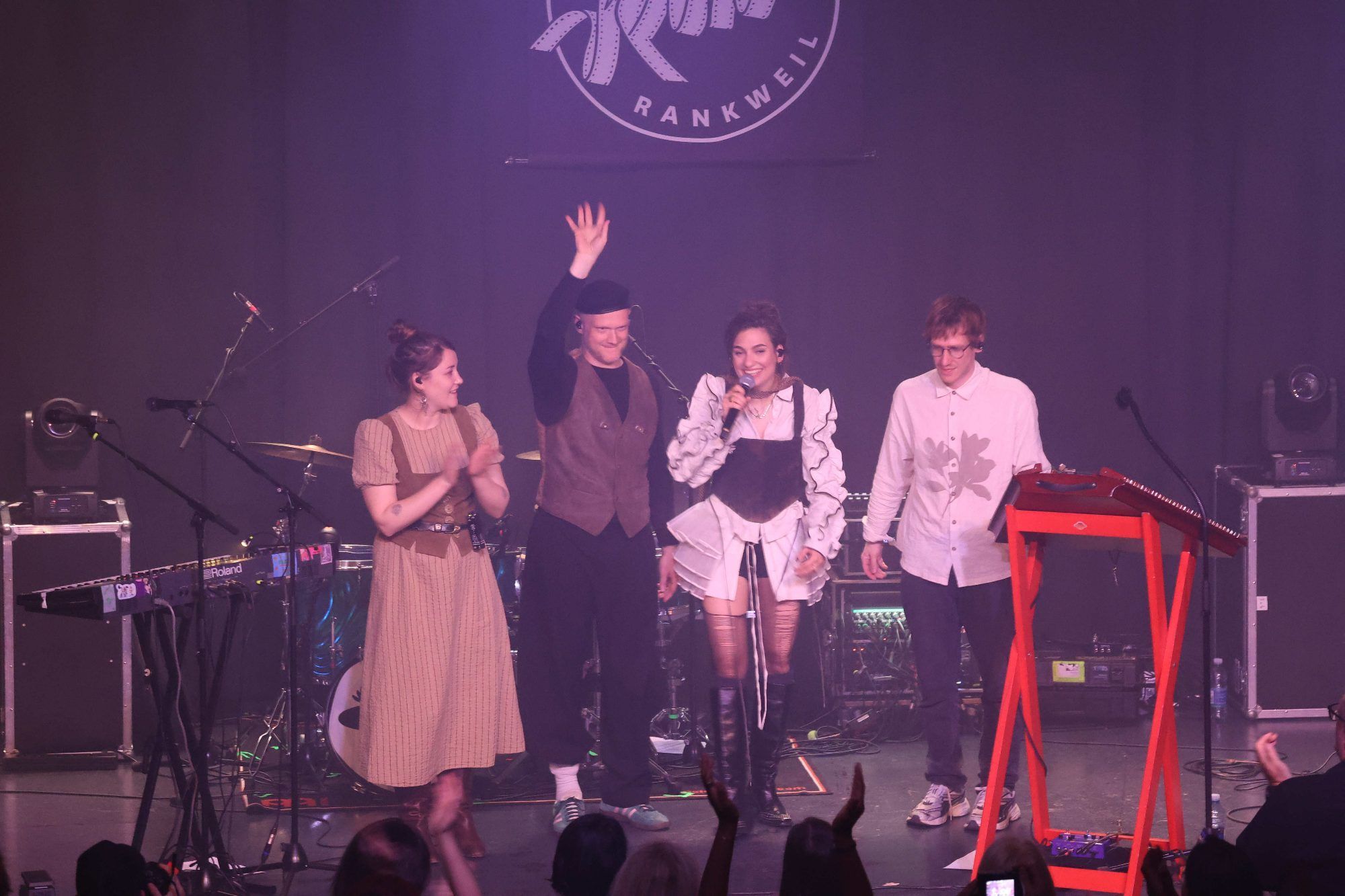 Sophia Andlinger (Keyboard), David Wöhrer (Schlagzeug), Anna Buchegger (Hackbrett, Gitarre, Gesang) und Tobias Wöhrer (Bass).