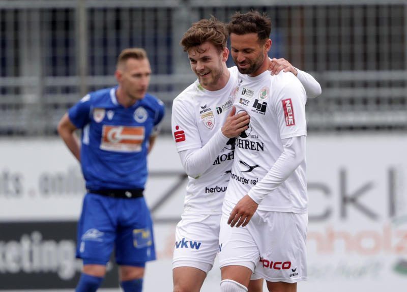 Tom Zimmerschied (l.) gratuliert Lukas Katnik zum Torerfolg. 