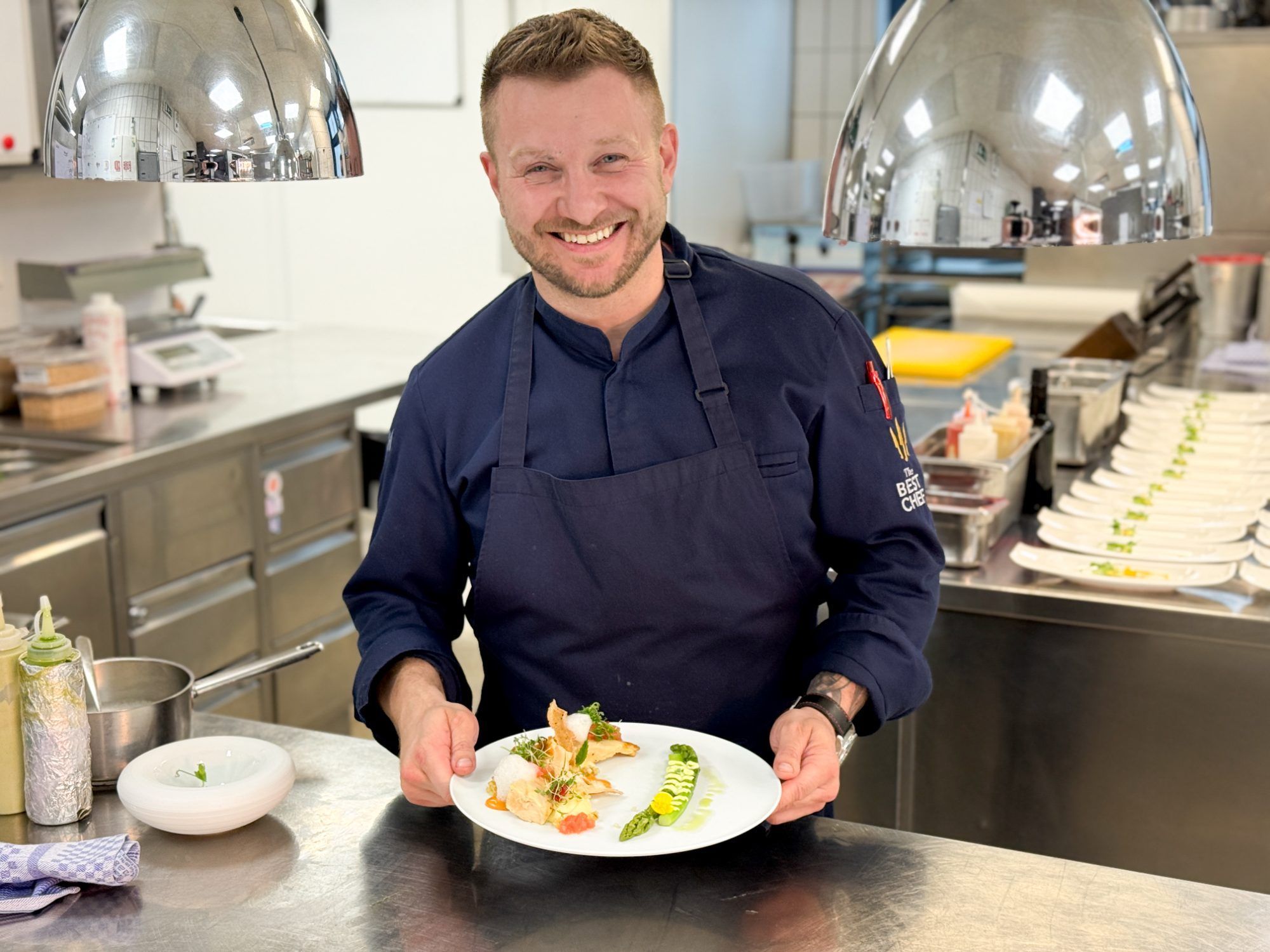 Chefkoch Tomas Horak mit gebratener Maishendlbrust, Pürre, Choron Sauce und Spargel