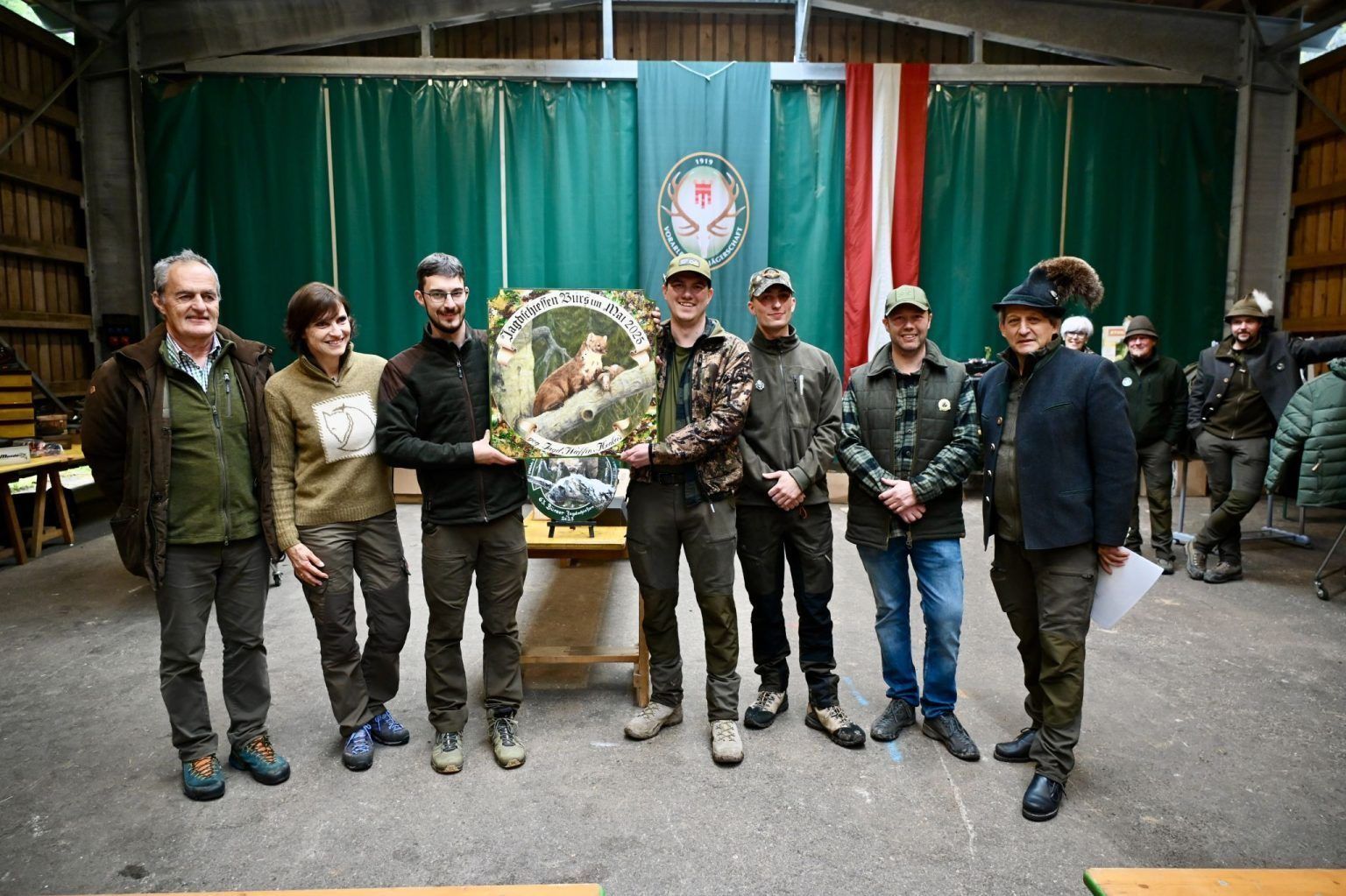 Auf den Sieger des Bürser Jagdschießens wartet eine handbemalte Scheibe.