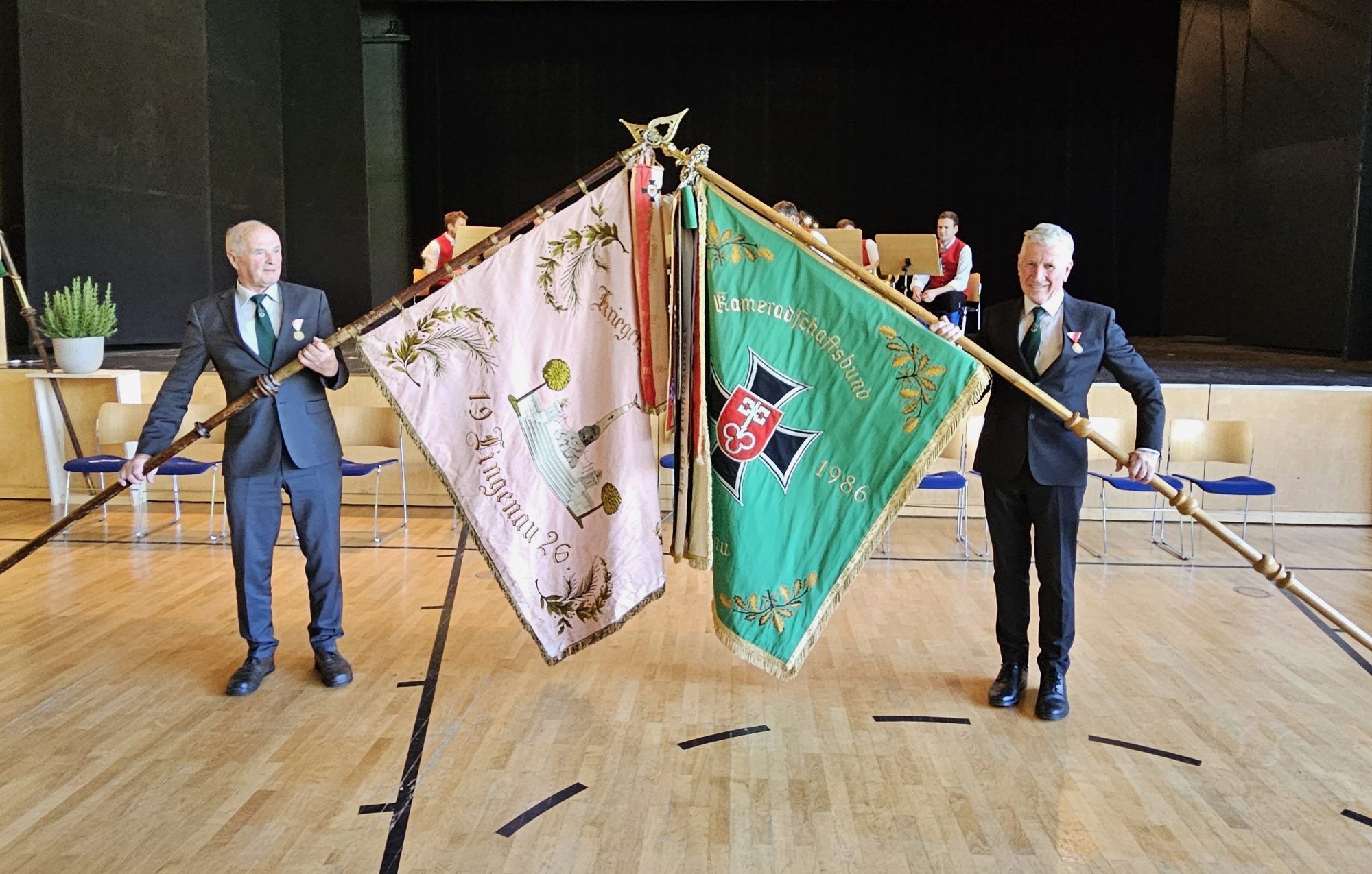Fähnrich Erich Schwärzler und Stellvertreter Ernst Schwarz präsentierten die alte und die aktuelle Fahne des Vereins.