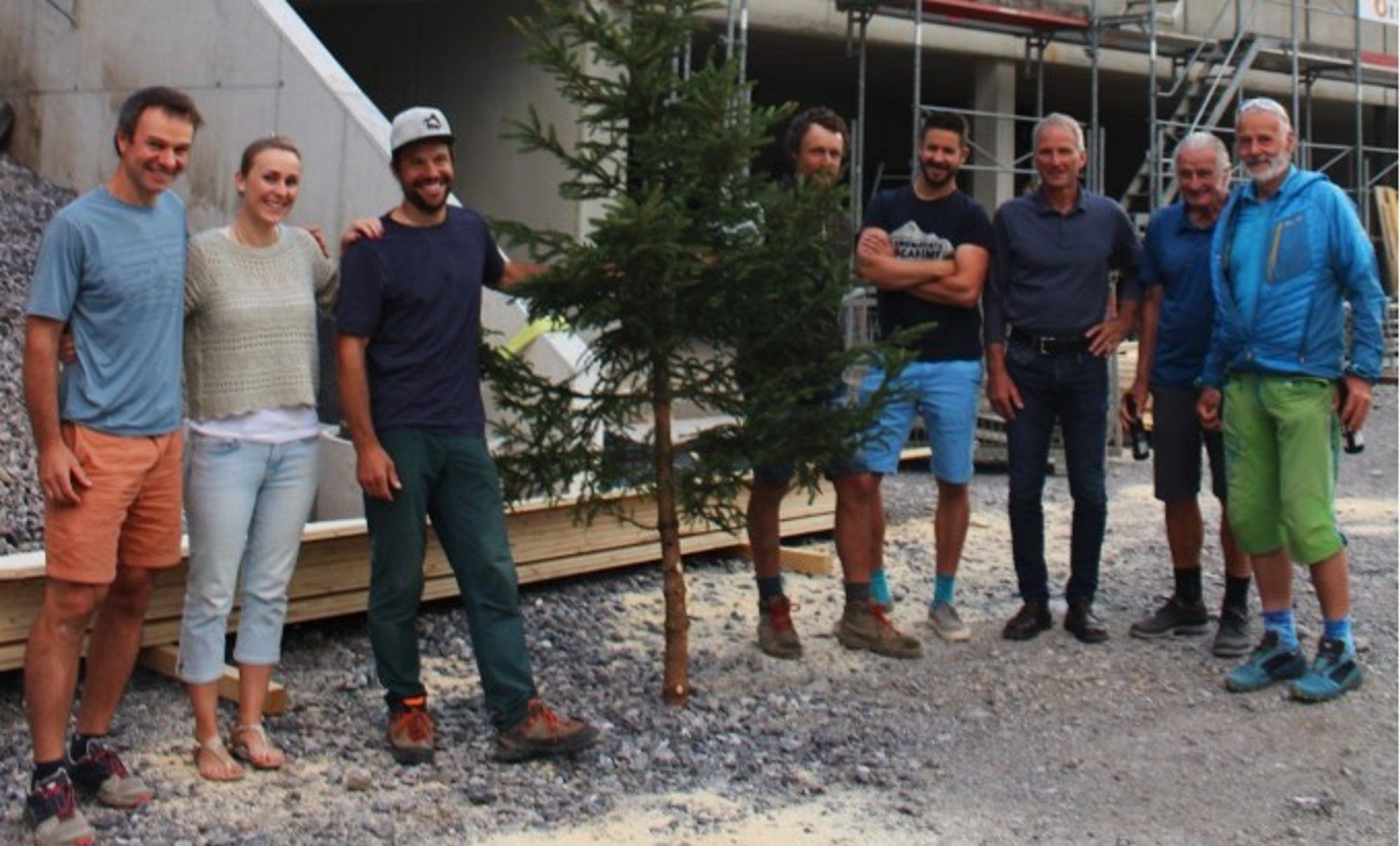 Das Basecamp ist eine bemerkenswerte Privatinitiative: Acht Mitglieder der Skischule – auf unserem Archivbild bei der Firstfeier v. l.: Mathias Fritz, Silvia Brenner-Weißenbach, Christian und Marco Fritz, Alois Bickel, Hubert Strolz sowie Franz und Gebhard Fritz – haben zusammen rund vier Millionen Euro in das Projekt investiert.