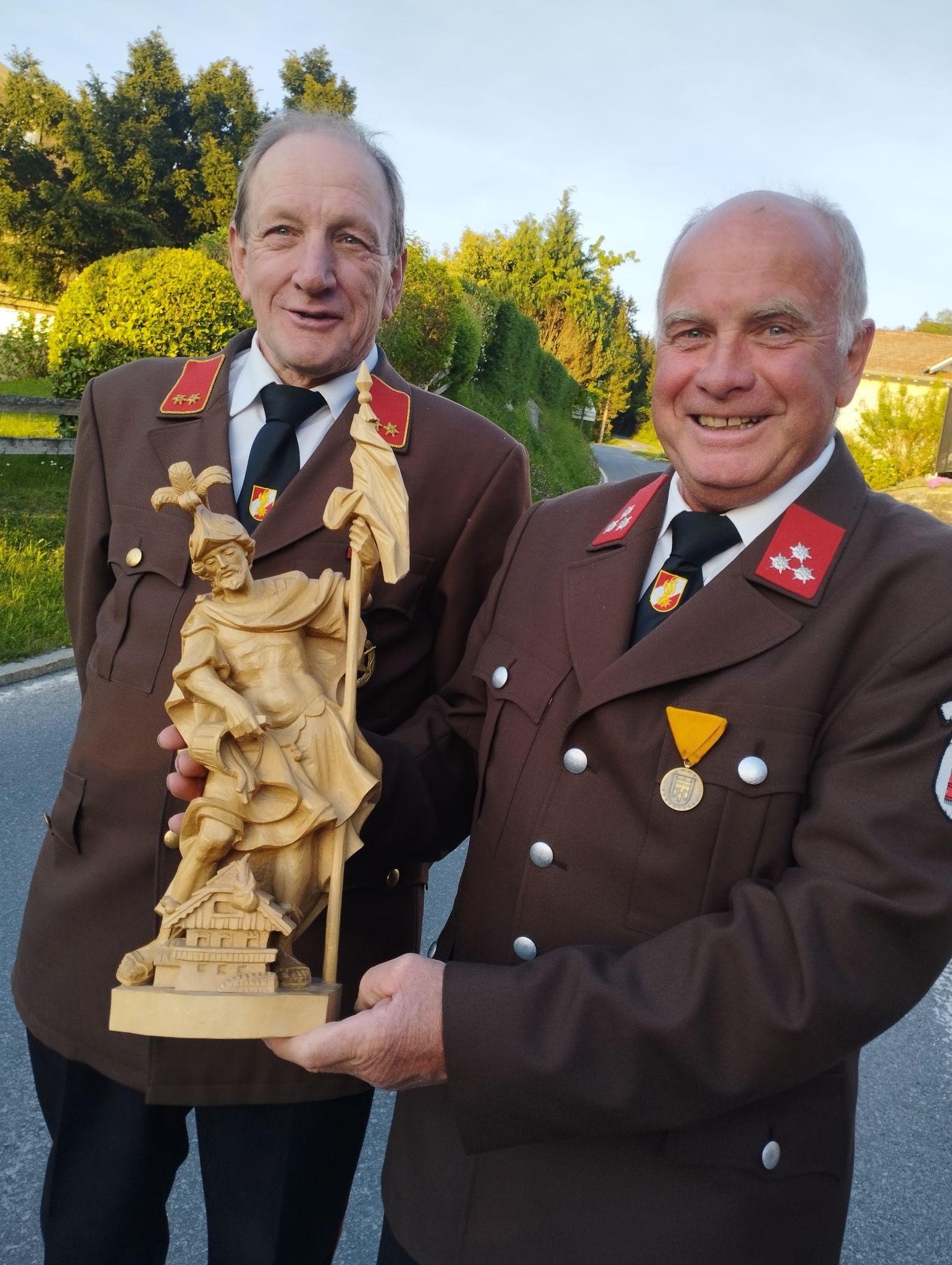 Kurt Hanspeter und Gerhard Lenz mit der Florianistatue. (Fotos: NAM)