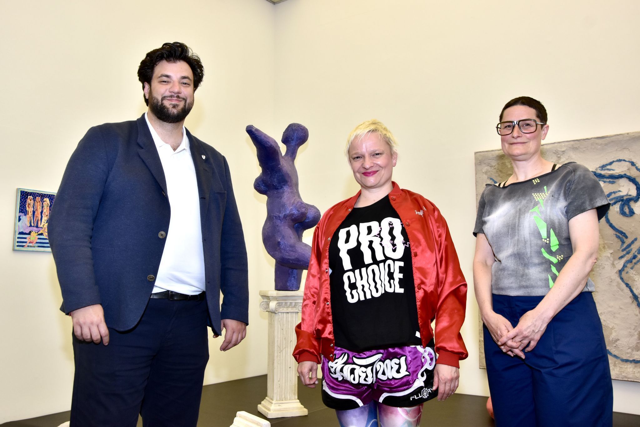 Der Bludenzer Kulturstadtrat Cenk Dogan, die Multimediakünstlerin Kristina Schmidt aus Deutschland und Ausstellungskuratorin Christine Lederer im Kunstraum Remise in Bludenz.