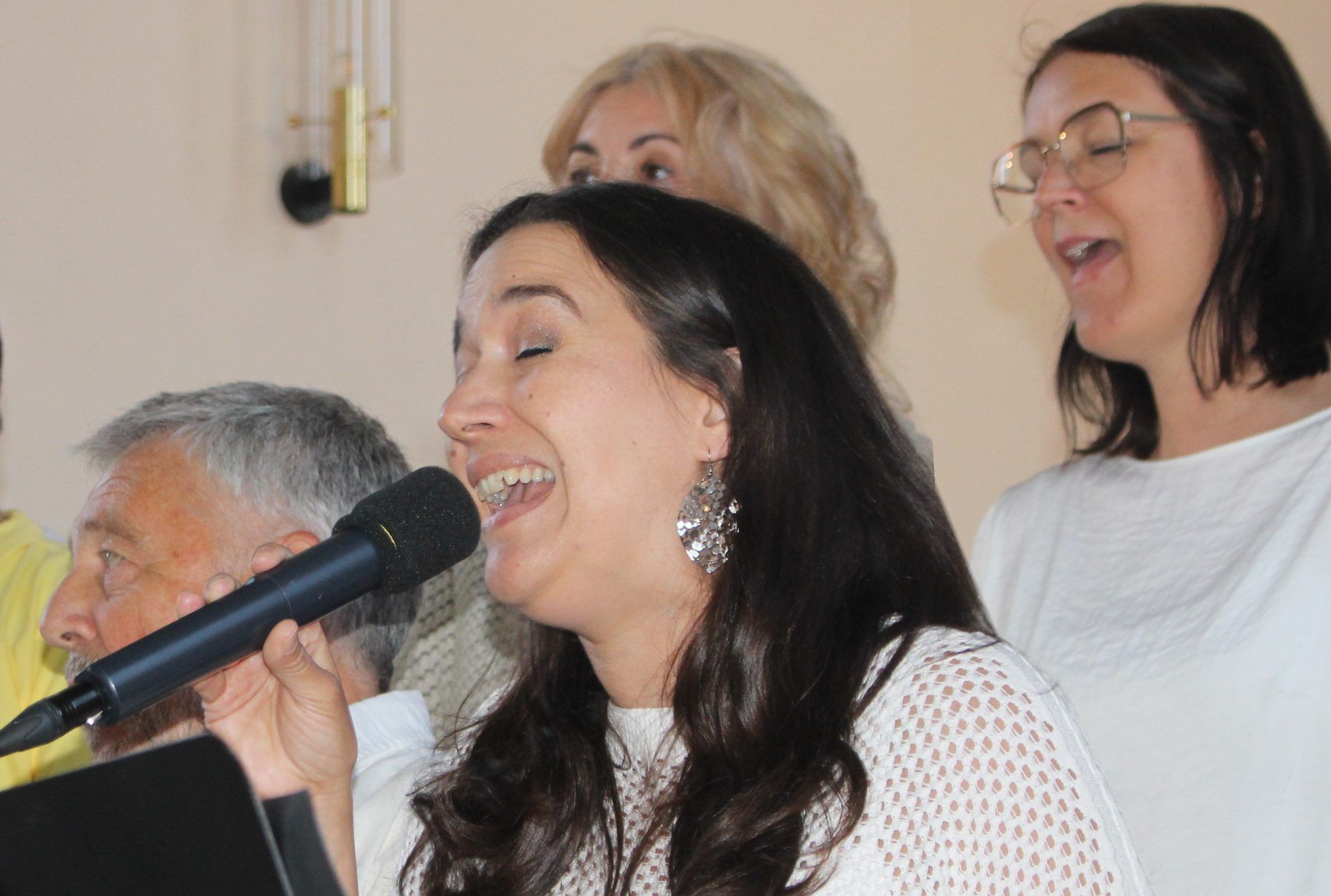. . . Theresa Ludescher sang einen Solopart in Grace.