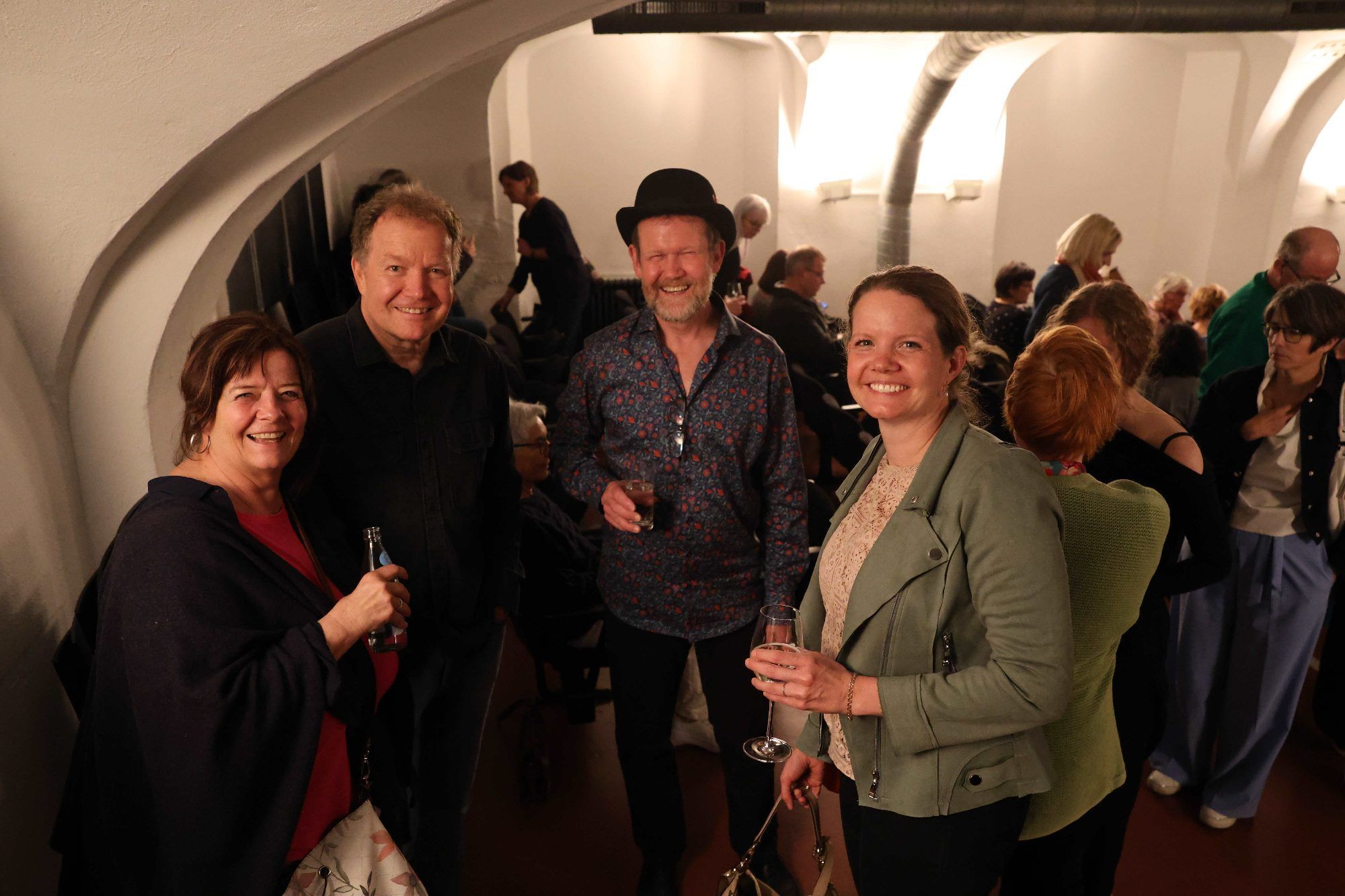 Künstler bönig mit BesucherInnen in der Pause.