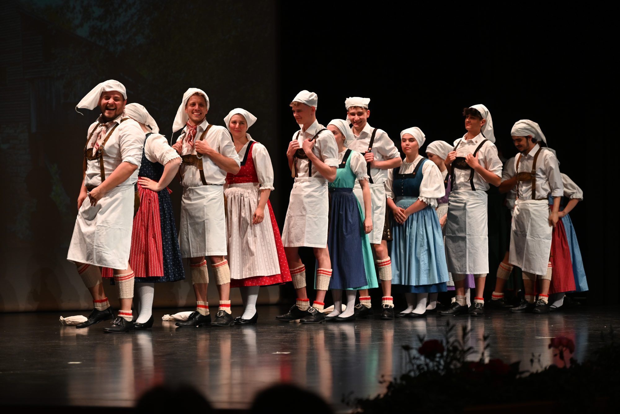 Die Schuhplattler und Jugendtanzgruppe traten mit einem Müllertanz gemeinsam auf.