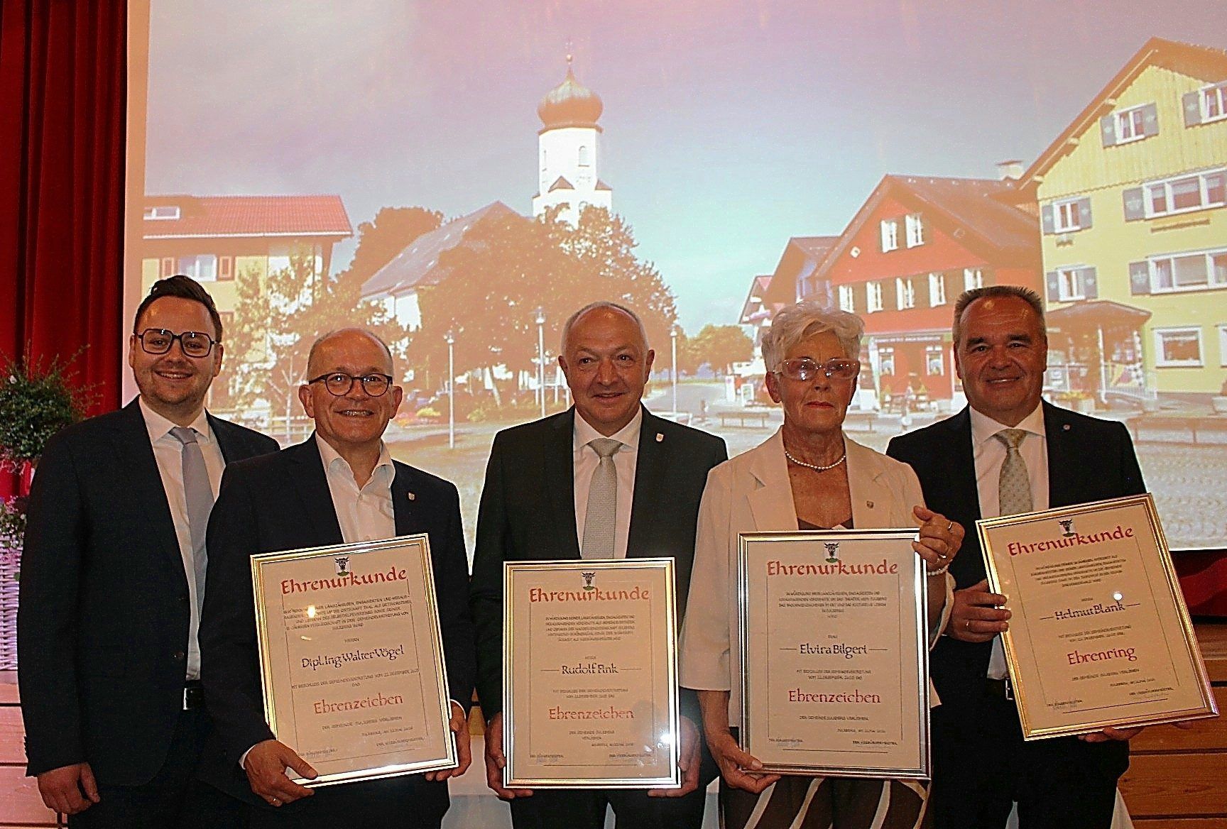 Bürgermeister Johannes Feurle hatte die Ehre, verdienstvolle Persönlichkeiten auszuzeichnen – v. l.: Walter Vögel, Rudi Fink, Elvira Bilgeri und Helmut Blank. PETER STRAUSS
