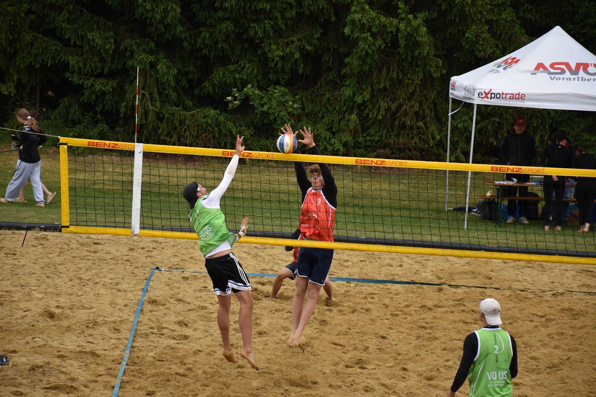 Beachvolleyballer trotzten Wind und Wetter