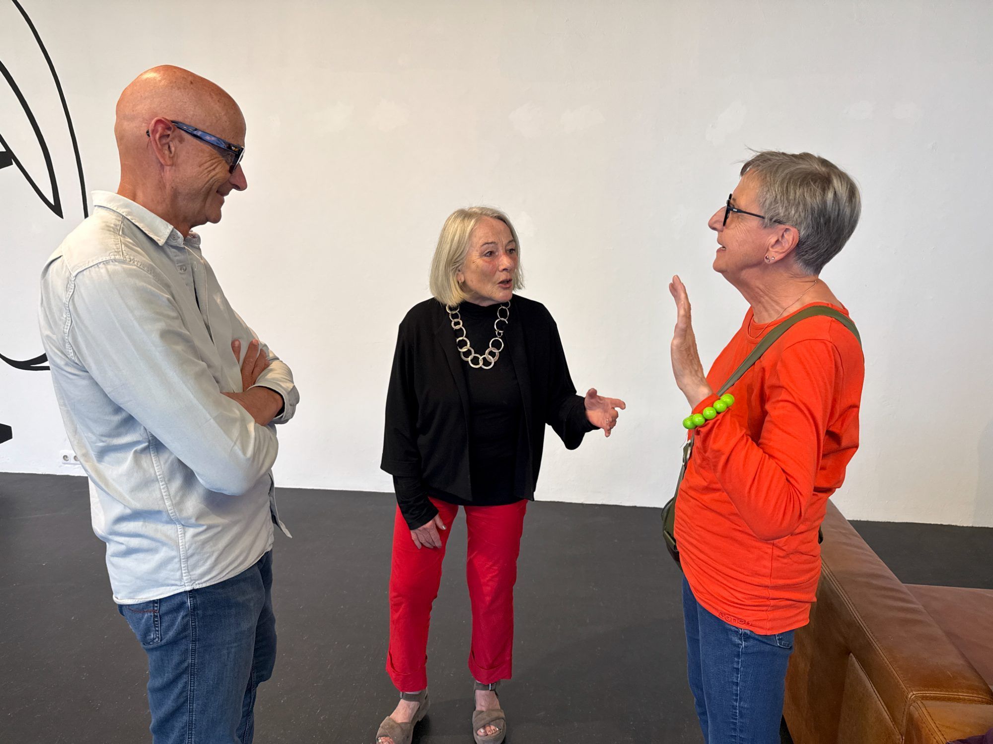 Vermutlich Kunstgespräche: Gastgeberin Lisi Hämmerle mit Eva Levay und Thomas Häusle