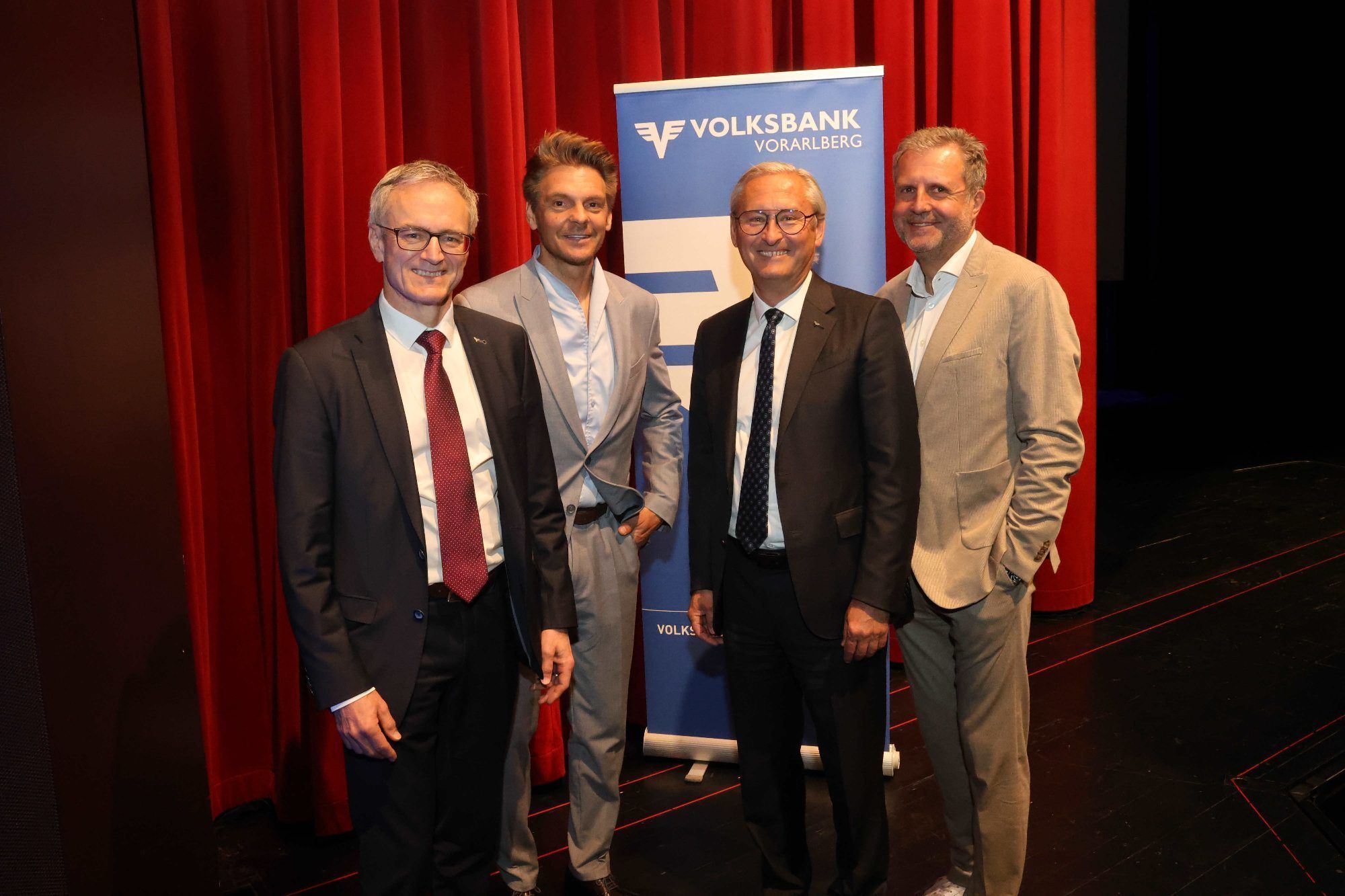 Volksbank Vorstand Helmut Winkler, Referent Marc Gassert, Vorstandsvorsitzender Gerhard Hamel und Aufsichtsratsvorsitzendder Herber Loos.