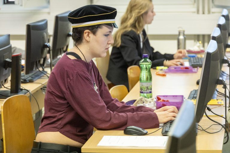 Mit Käppi, Stil und Spannung: So starteten Götzner Maturanten in die Deutsch-Klausur