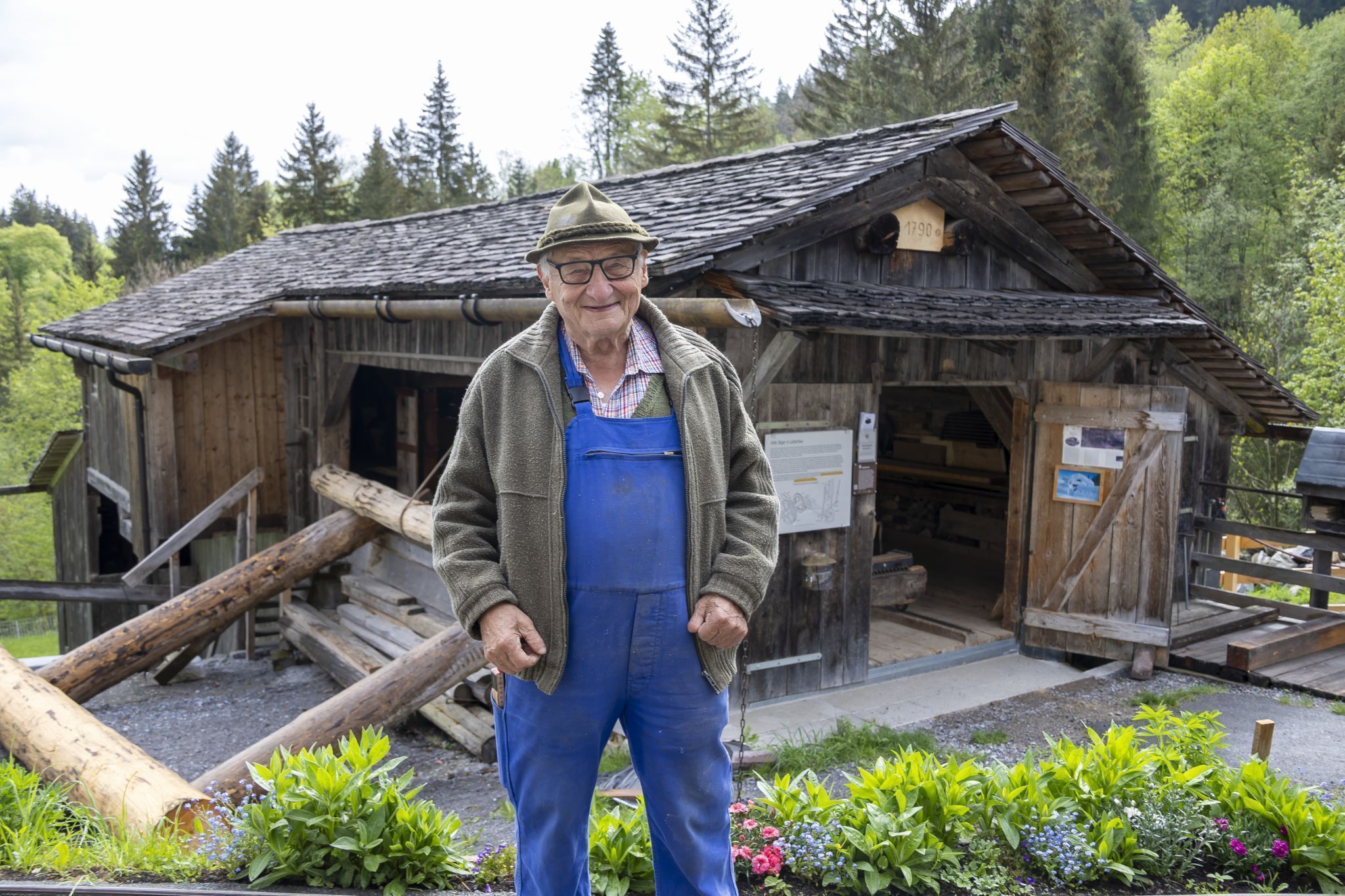 Diese Säge hält ein Stück Vorarlberg am Leben, das kurz vor dem Verschwinden steht