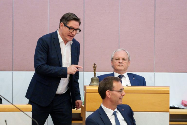 Tohuwabohu im Landtag: Landtagspräsident bricht Aktuelle Stunde ab – dann braucht es den Videobeweis
