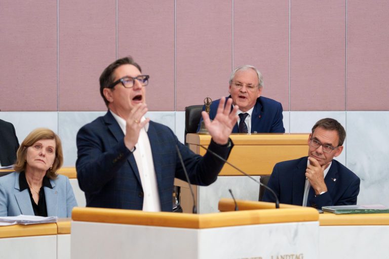 Tohuwabohu im Landtag: Landtagspräsident bricht Aktuelle Stunde ab – dann braucht es den Videobeweis