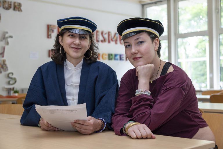 Mit Käppi, Stil und Spannung: So starteten Götzner Maturanten in die Deutsch-Klausur