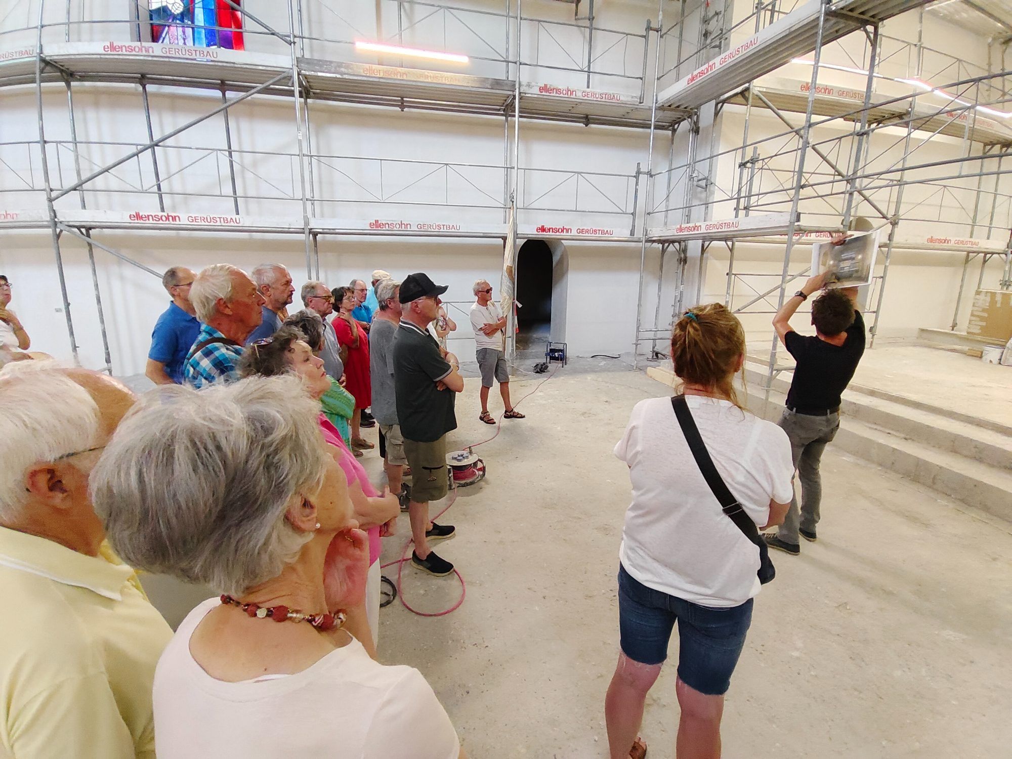 Beim Rundgang durch die Baustelle erhielten die Gäste aus erster Hand Informationen über die nächsten Bauetappen und die geplante Wiedereröffnung der Pfarrkirche.