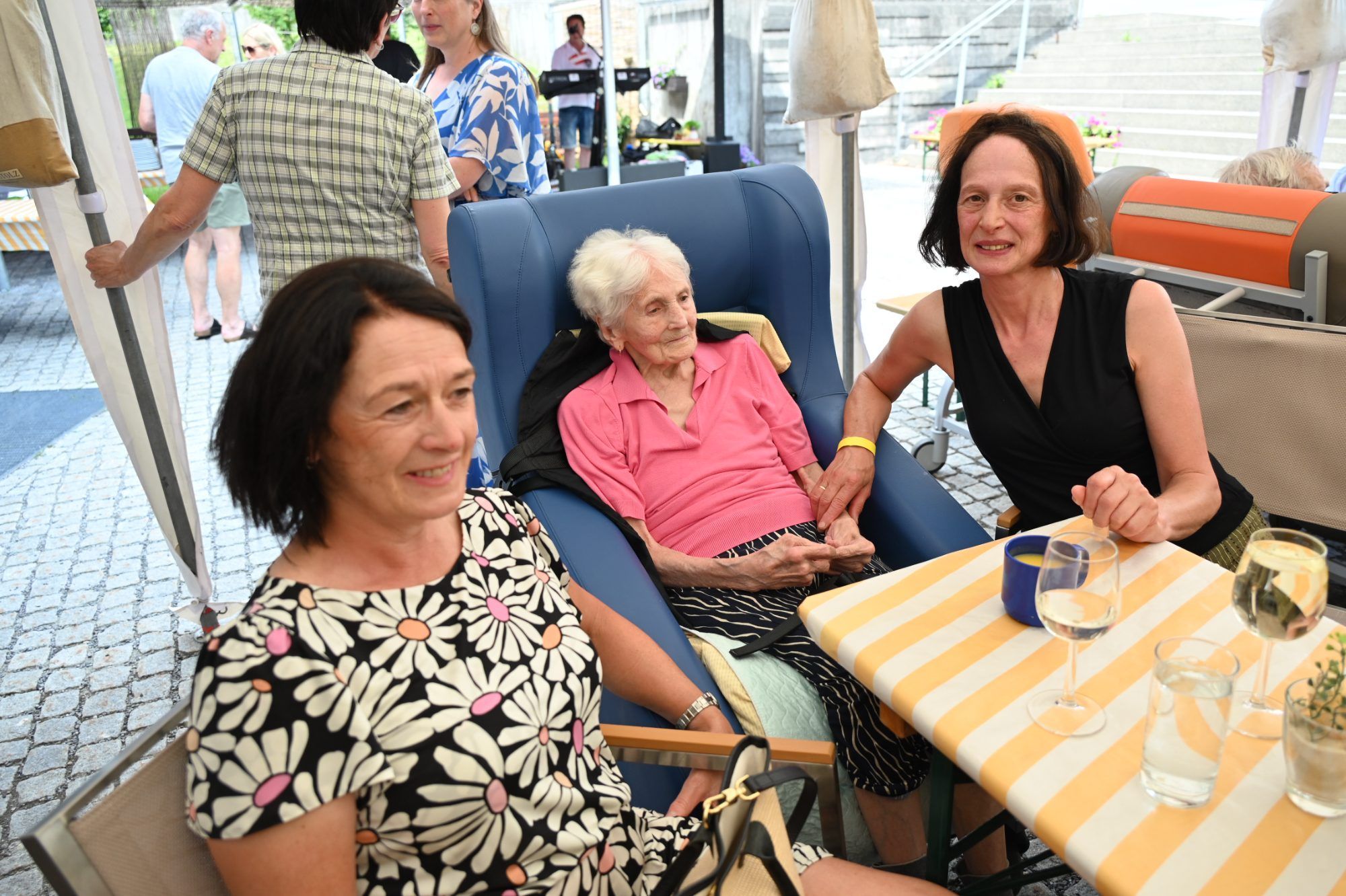 Bewohner und Angehörige feierten beim Sommerfest im Haus Klostertal.