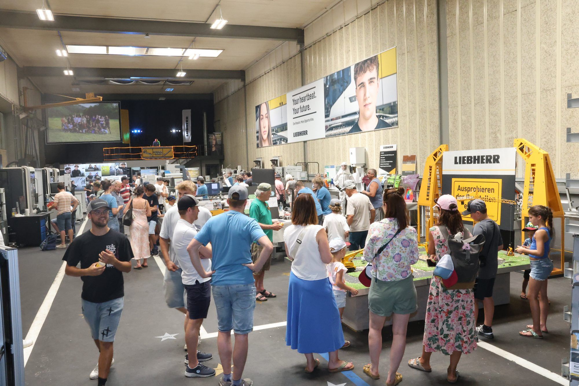 Infostände und Geschicklichkeits-Gewinnspiel in der Lehrwerkstatt.