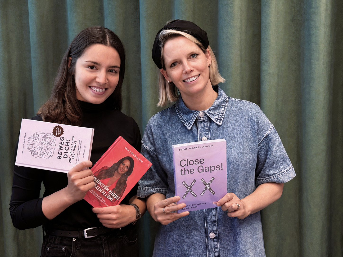 Elena Sezer und Judith Berchtel (Die Buchändlerin).