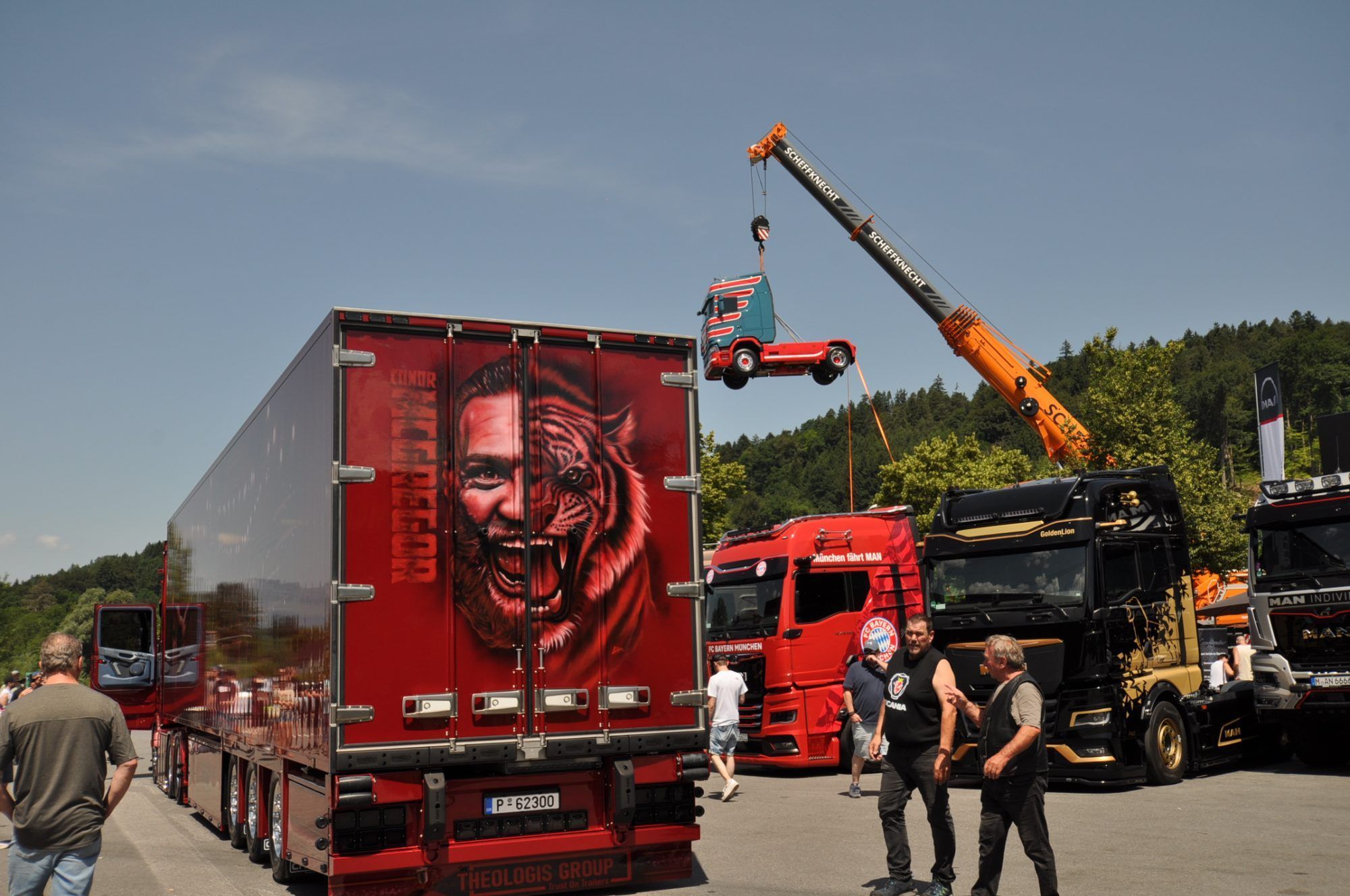 9.	Scania 770 S „Conor McGregor“, dahinter ein Vögel-Truck an einem Scheffknecht-Kran