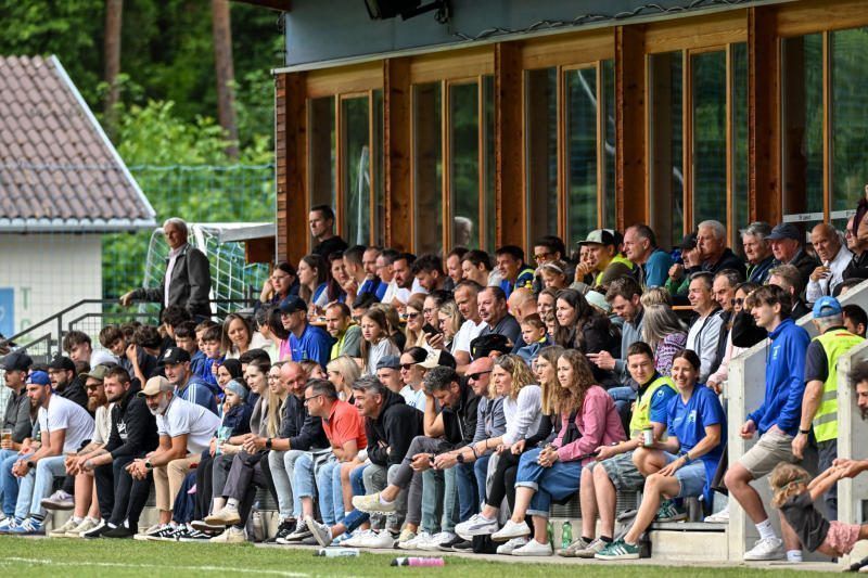 Derbystimmung am Sportplatz Allmein.