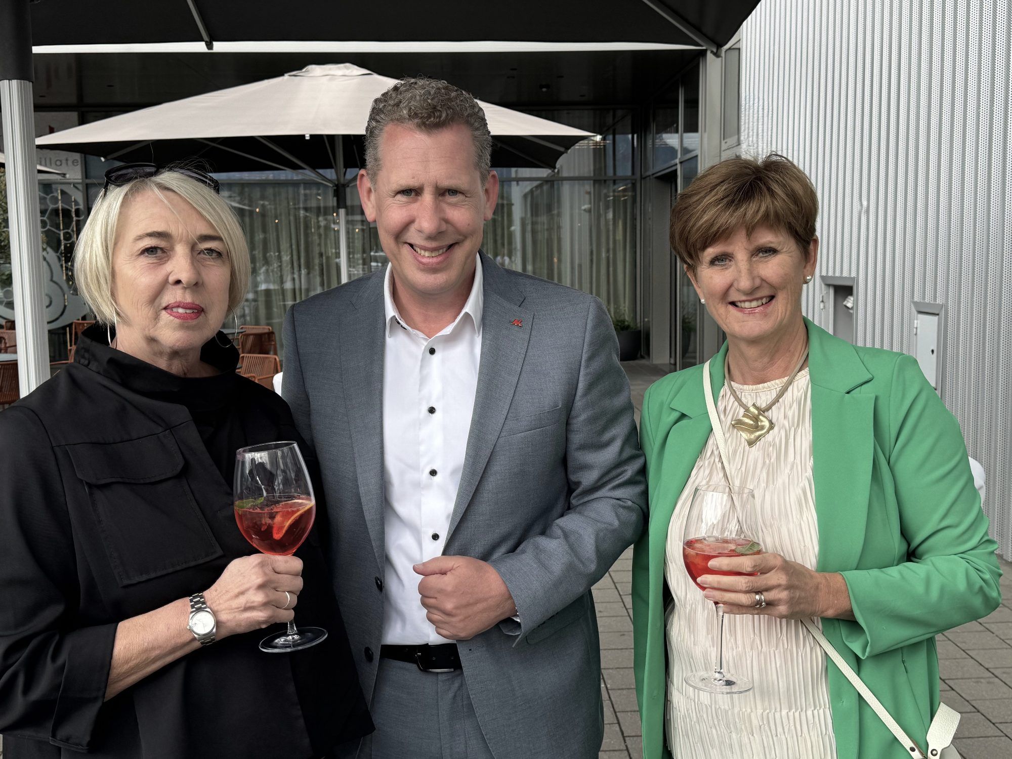 Evi Abbrederis, AK Präsident Bernhard Heinzle und Business-Coach Sabine Tichy-Treimel.l