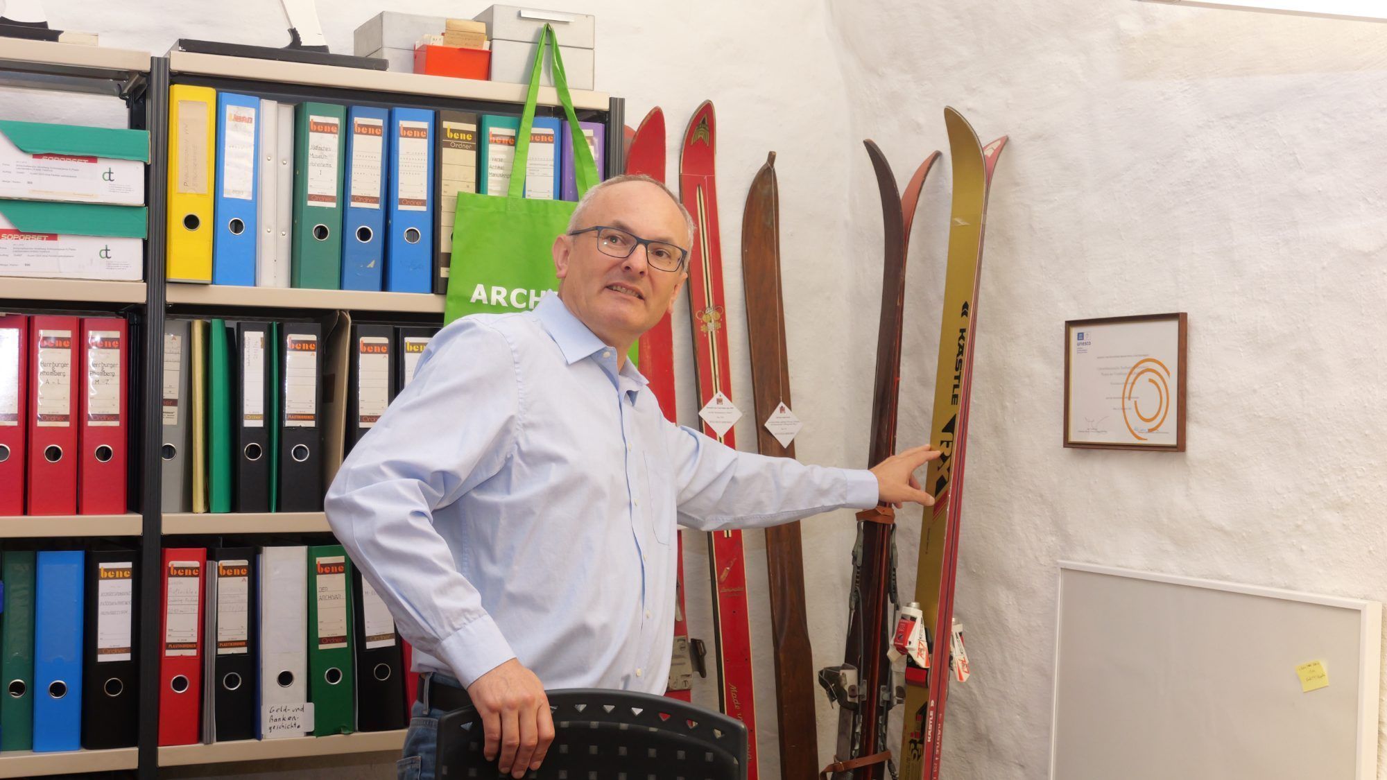 Dr. Gerhard Siegl mit einer Auswahl historischer Kästle Ski.