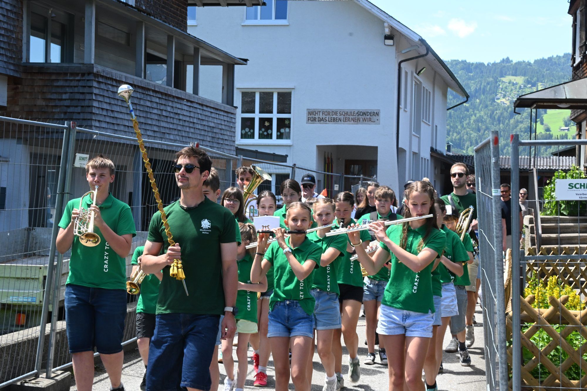 Die Crazy Tones aus Mellau beim Aufmarsch
