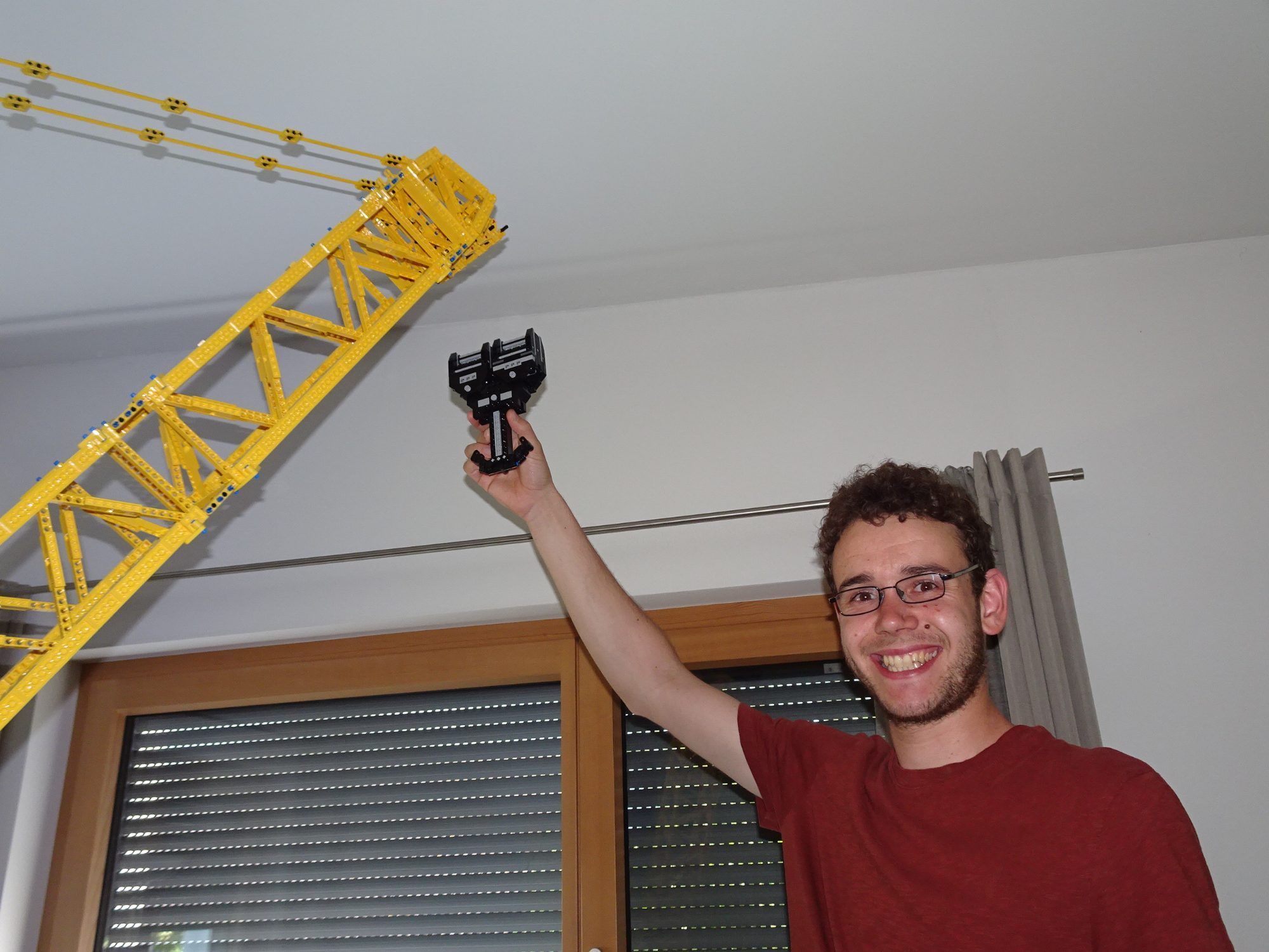 Mit viel Geduld und technischem Verständnis ließ Simon Sohler seinen Lieblingskran aus Lego entstehen.