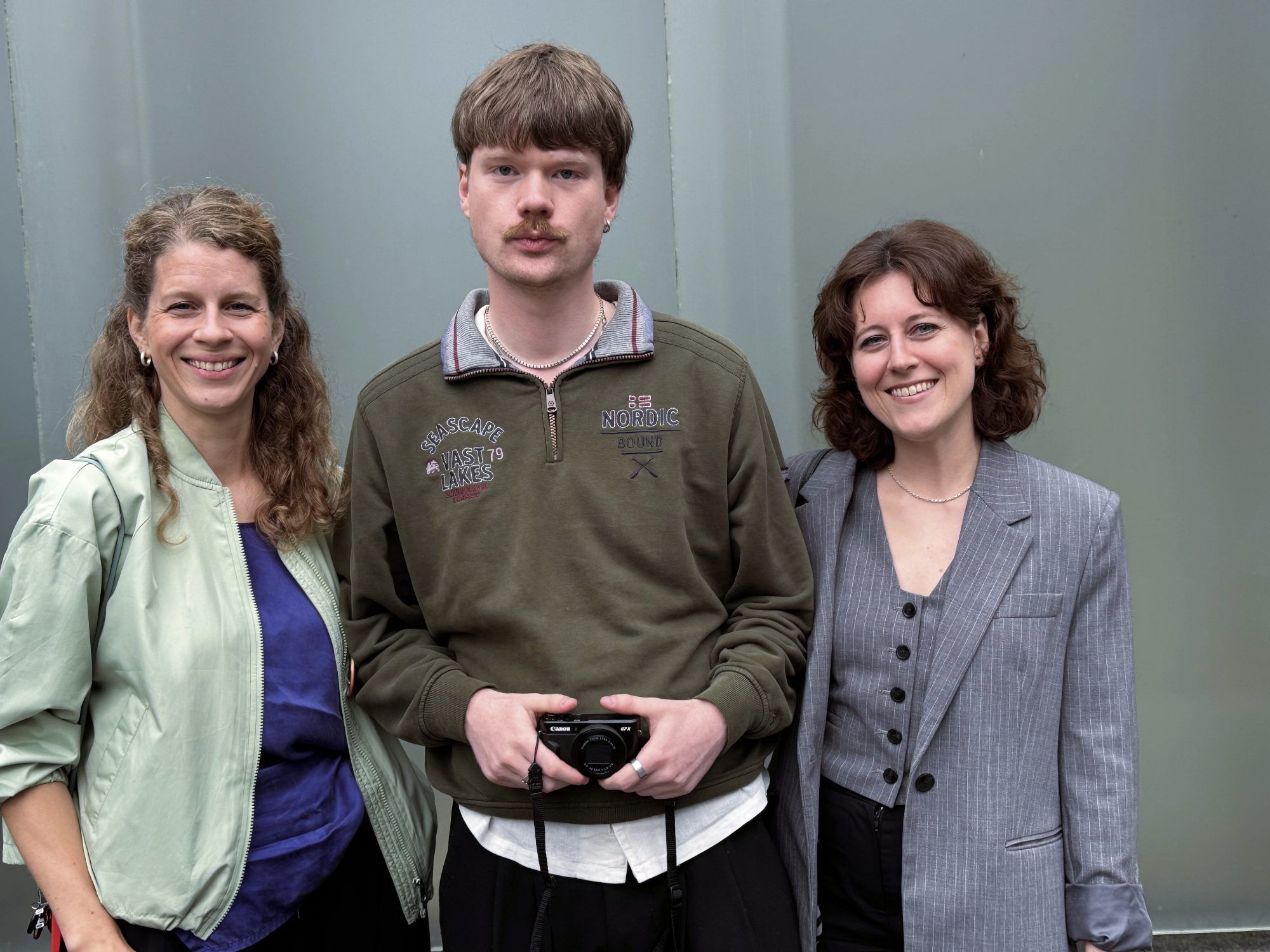 Laura Heinzle und Selina Neuhauser (KUB) mit Praktikant Vincent Dittner.
