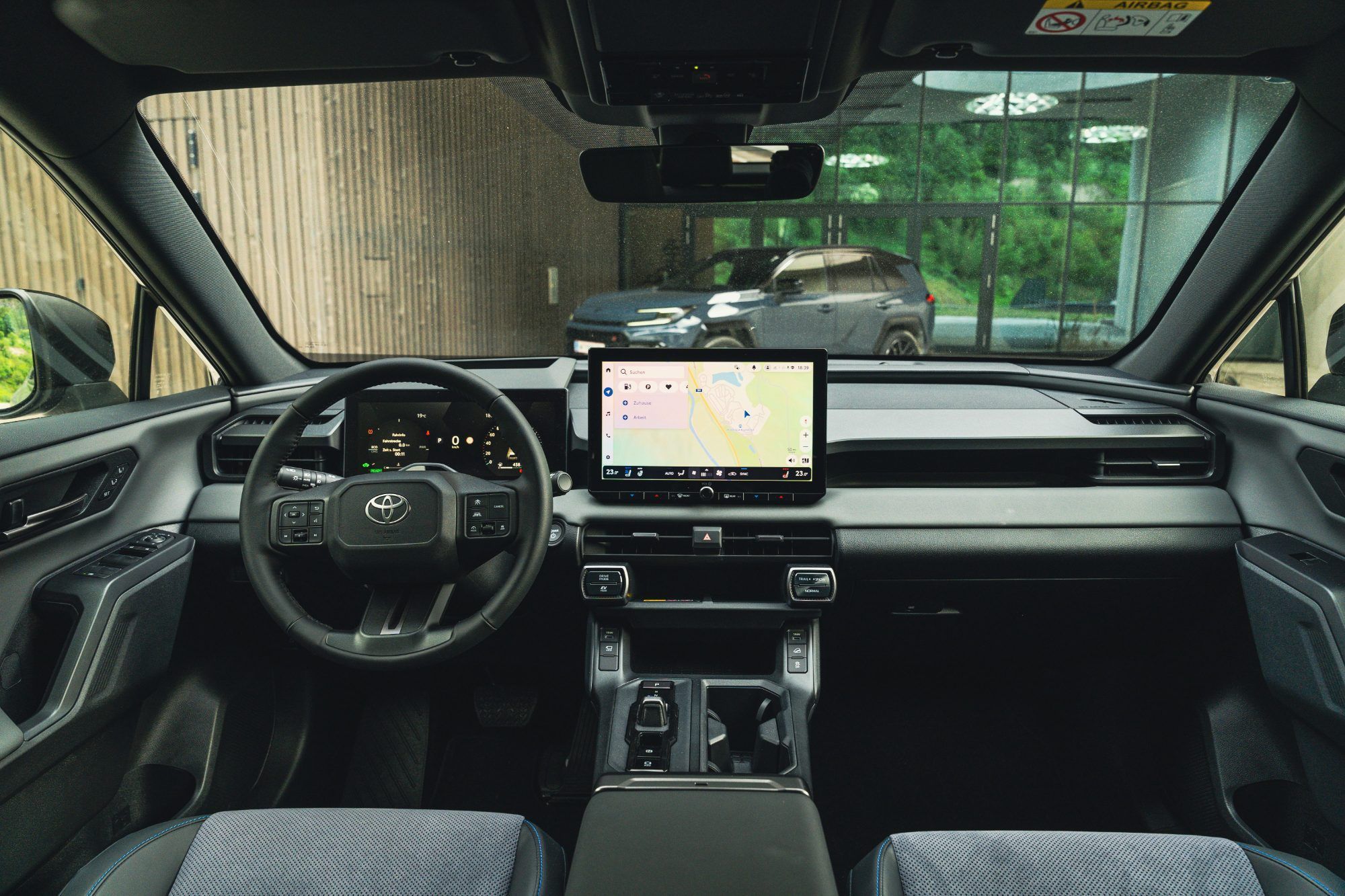 Lineares Cockpit-Layout mit klarer Gliederung der Bedien-Funktionen und erstklassiger Digital-Ausstattung im neuen RAV4. Nur der Schwarz-Grau-Look würde ein wenig Pfeffer vertragen