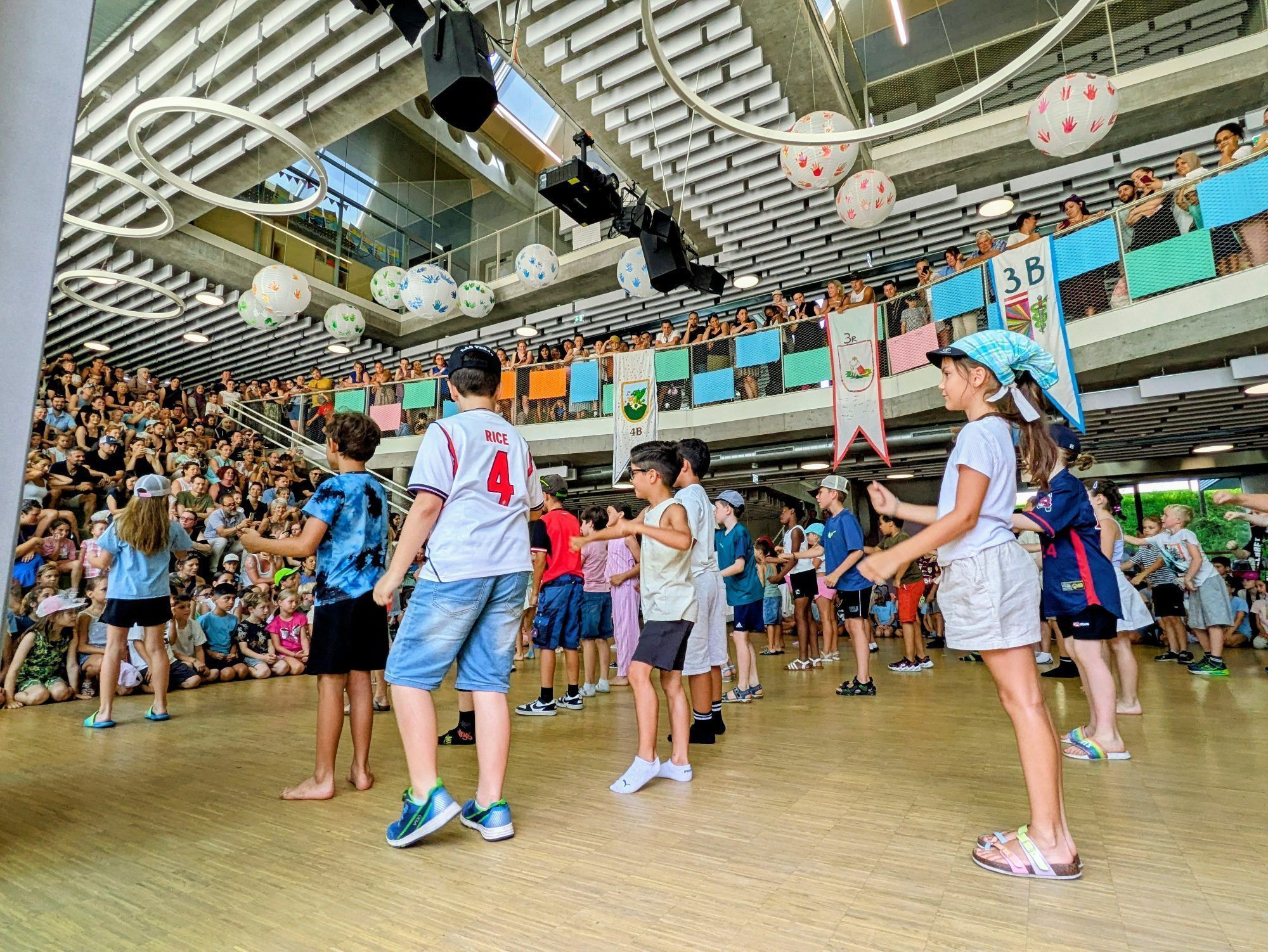 Mit ihren einstudierten Tänzen begeisterten die Schülerinnen und Schüler das Publikum in der Aula.