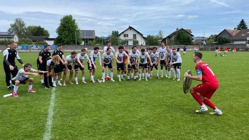 Kapitän Florian Eres jubelt über den Meisterteller mit der Mannschaft und dem Trainerstab. 