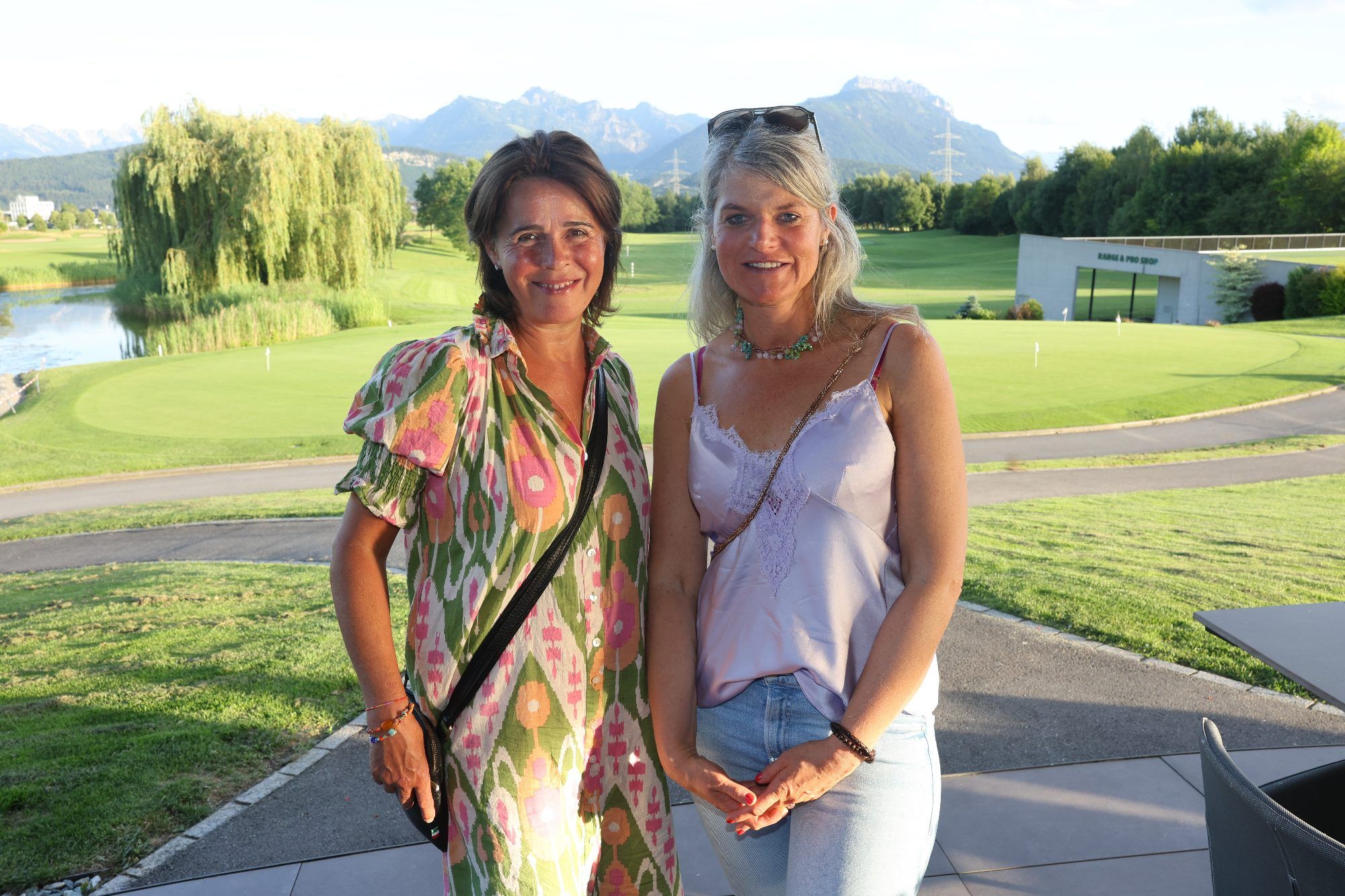 Künstleerin Maria Gabriel und Anna Mayer.