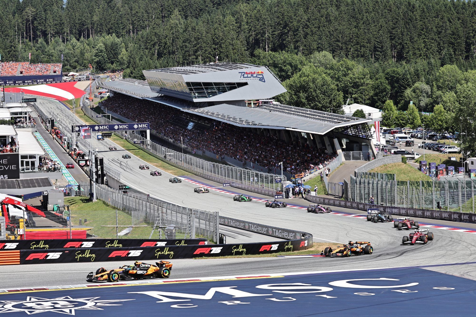 Der Red Bull Ring in einer wunderbaren Naturlandschaft eingebettet ©Manfred Noger