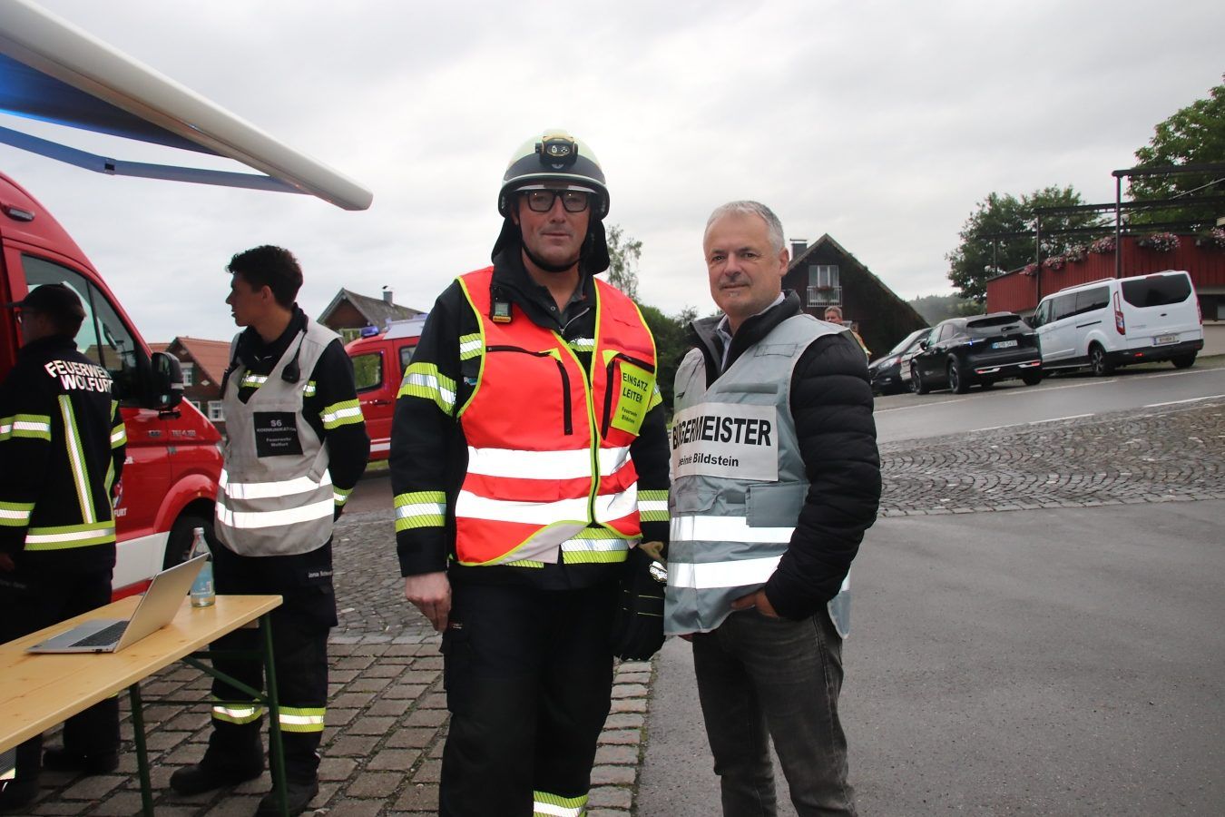 Kommandant Markus Nenning mit Bgm. Walter Moosbrugger. (Foto: NAM)
