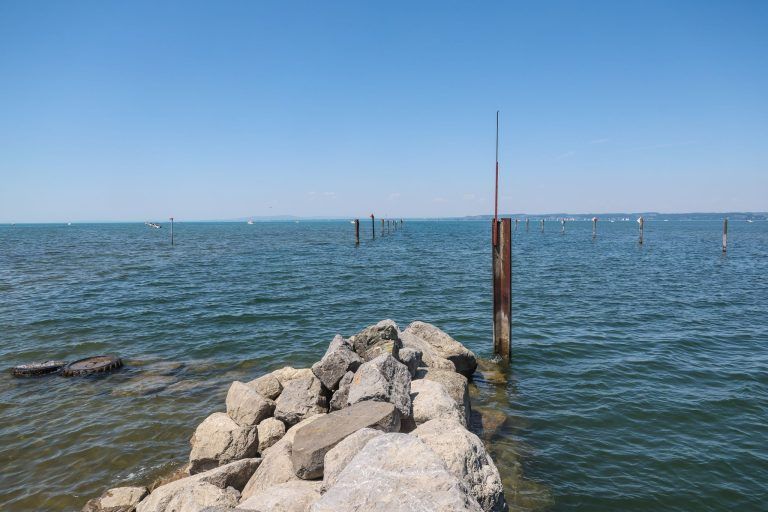 Wenig Wasser im Bodensee: "Beim Schwimmen hauen sie sich die Knie an"