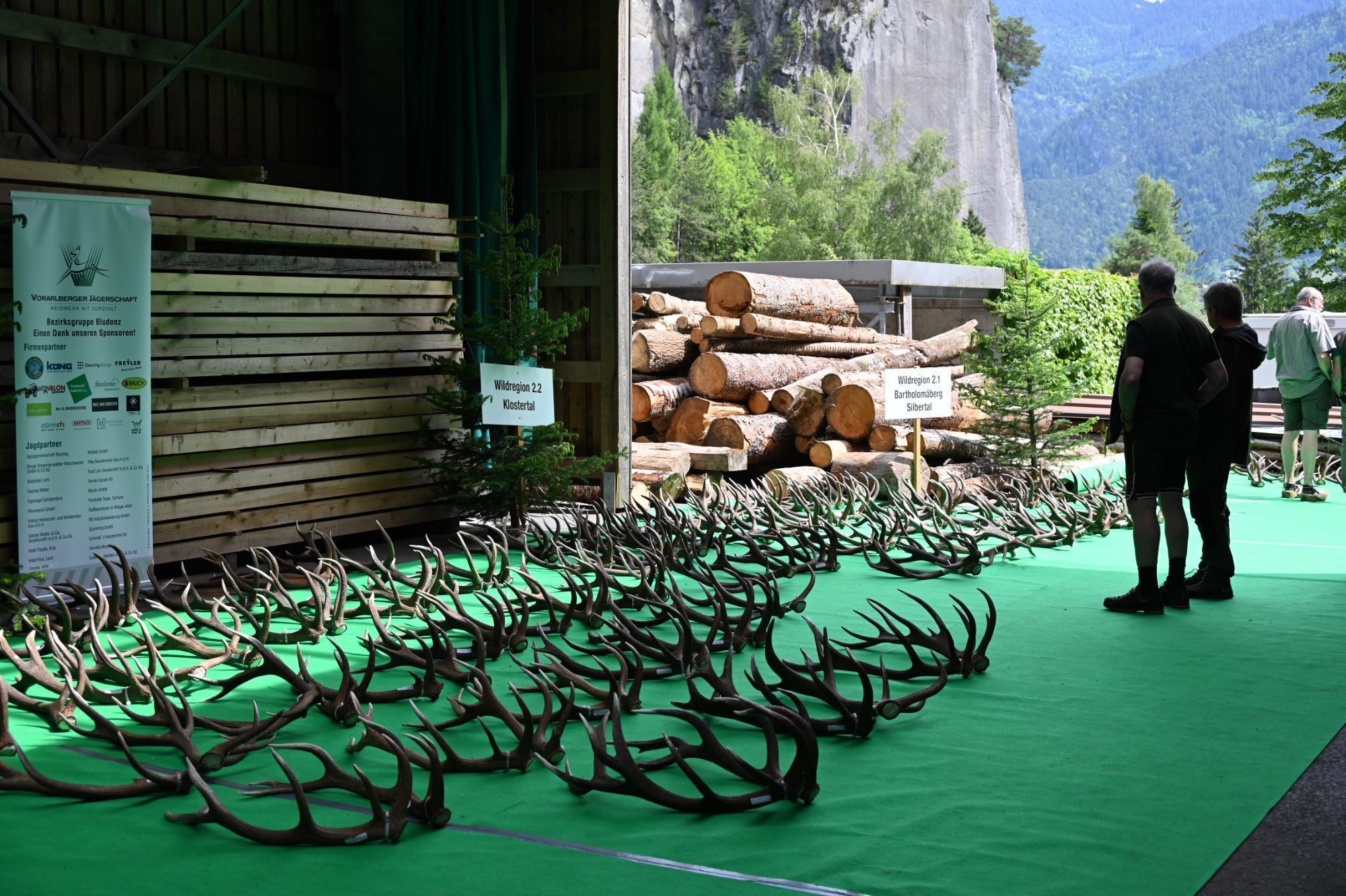 Abwurfstangen aus allen Wildregionen des Bezirkes Bludenz wurden vorgelegt.