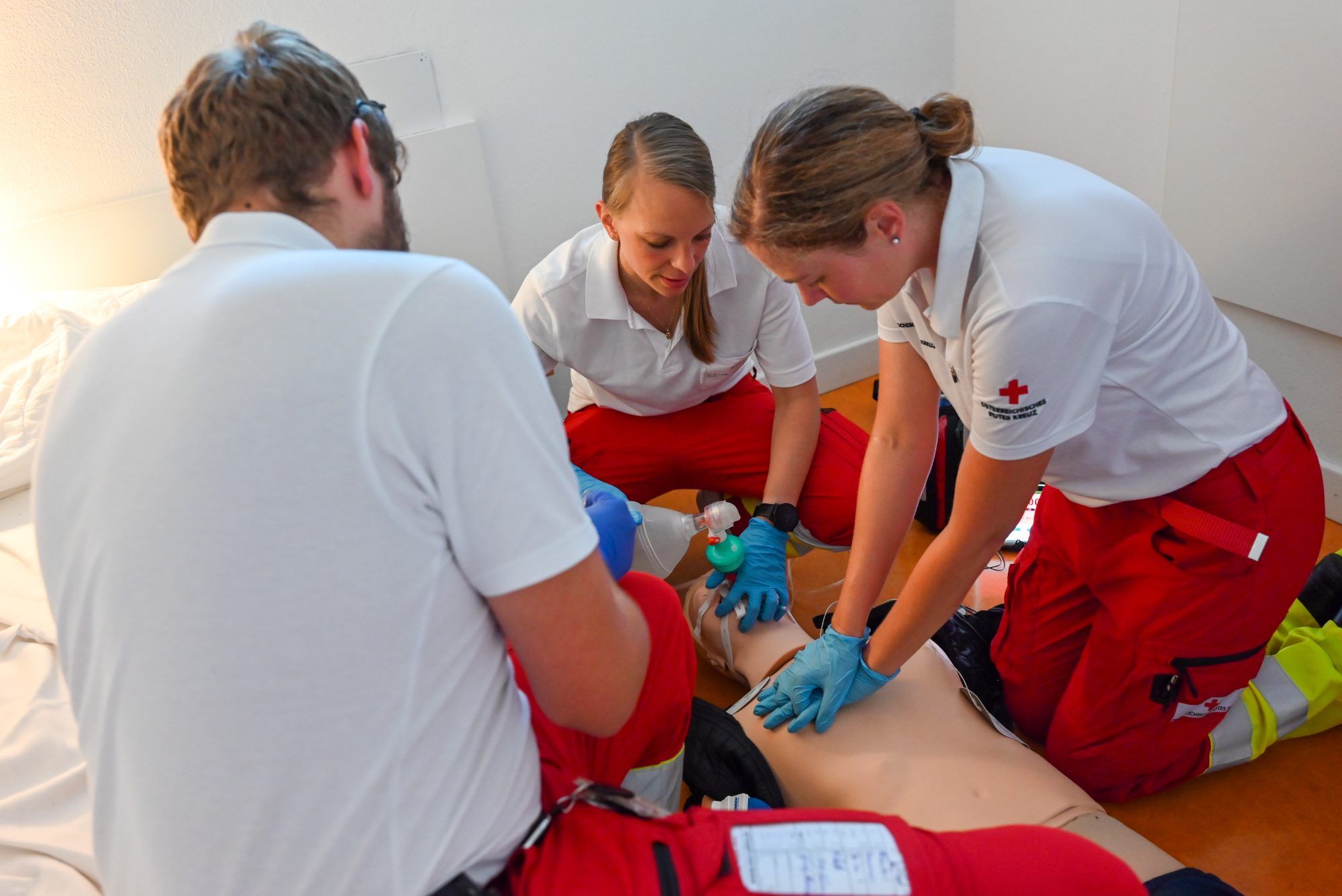 Gemeinsam mit der Notärztin versorgten sie den Patienten.