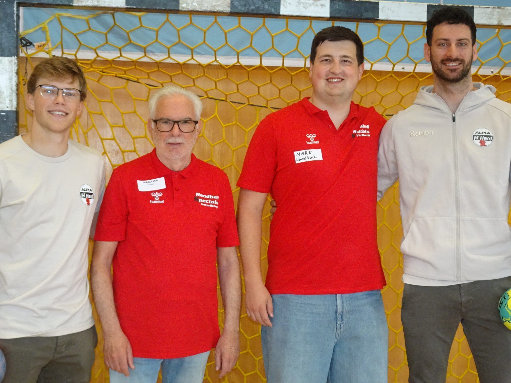 Nico Sager (HC Hard), Ferdinand Armellini, Mark Sagmeister (beide Handball Specials) und Matthias Hild brachten den Teilnehmern den Handballsport näher.