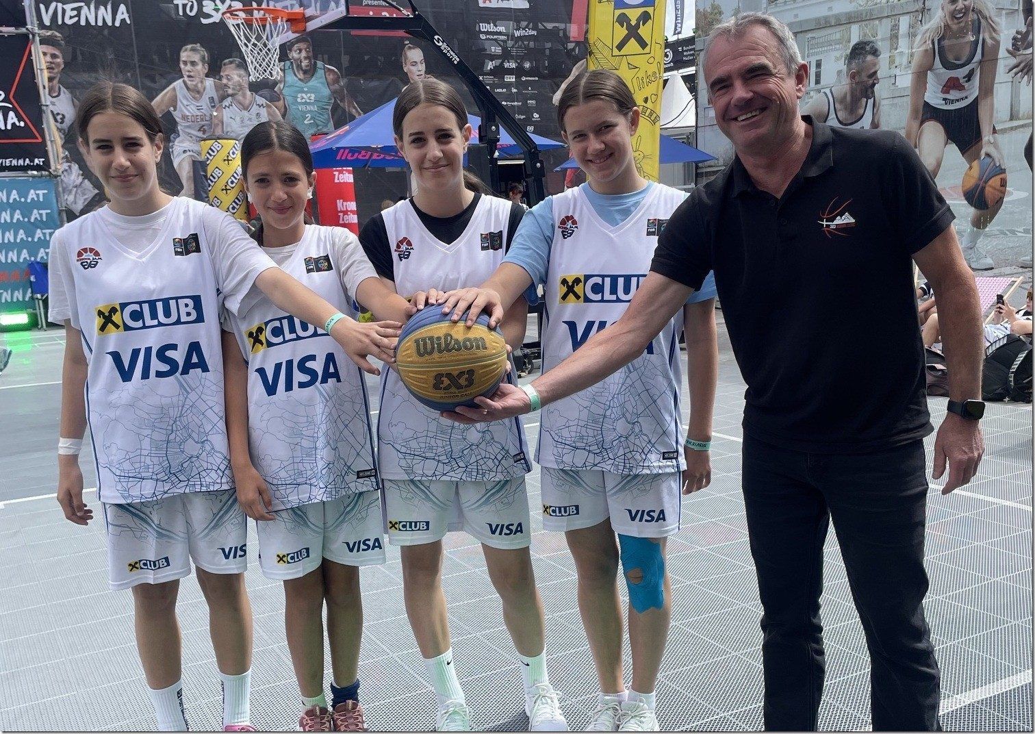 Lea Moosbrugger, Valentina Micic, Maja Protic und Nina Protic mit Trainer Peter Lins holt Bronze.