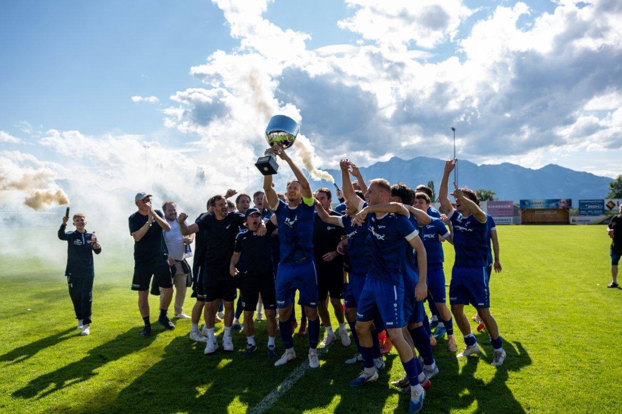 Der Meisterpokal ist in Röthner Hand.