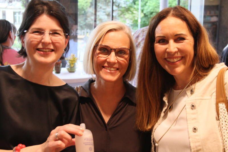Margret Suppan (l.) mit zwei Kundinnen.
